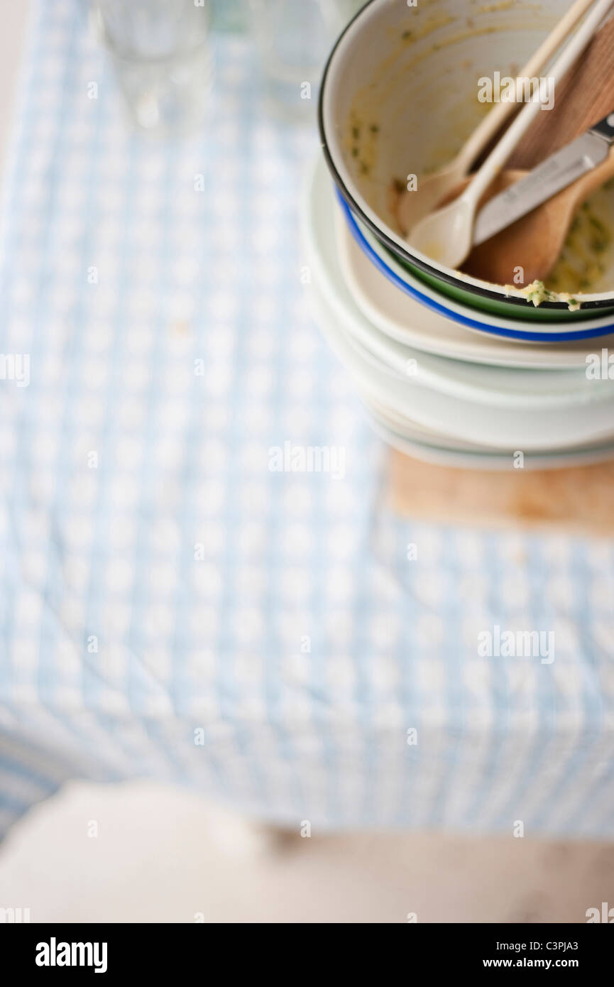Pila di piatti sporchi sul tavolo Foto Stock