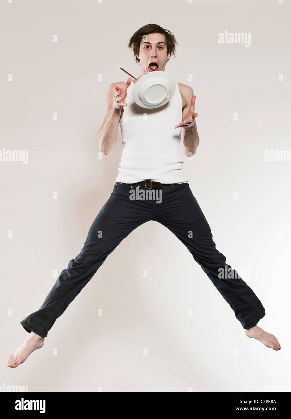 L'uomo tenendo la piastra e i salti, ritratto Foto Stock
