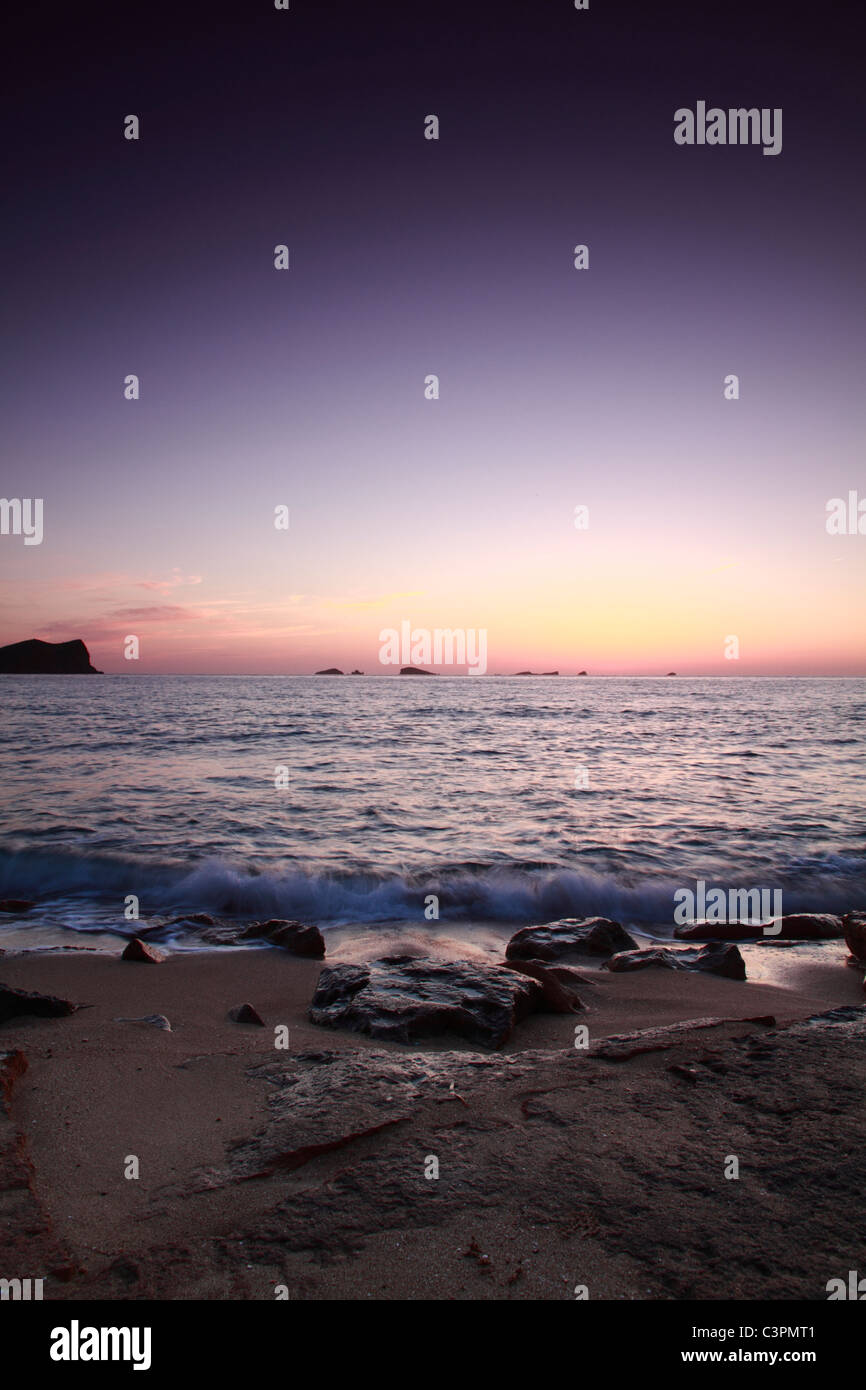 Spiaggia di Cala Conta al tramonto, Ibiza, Spagna Foto Stock