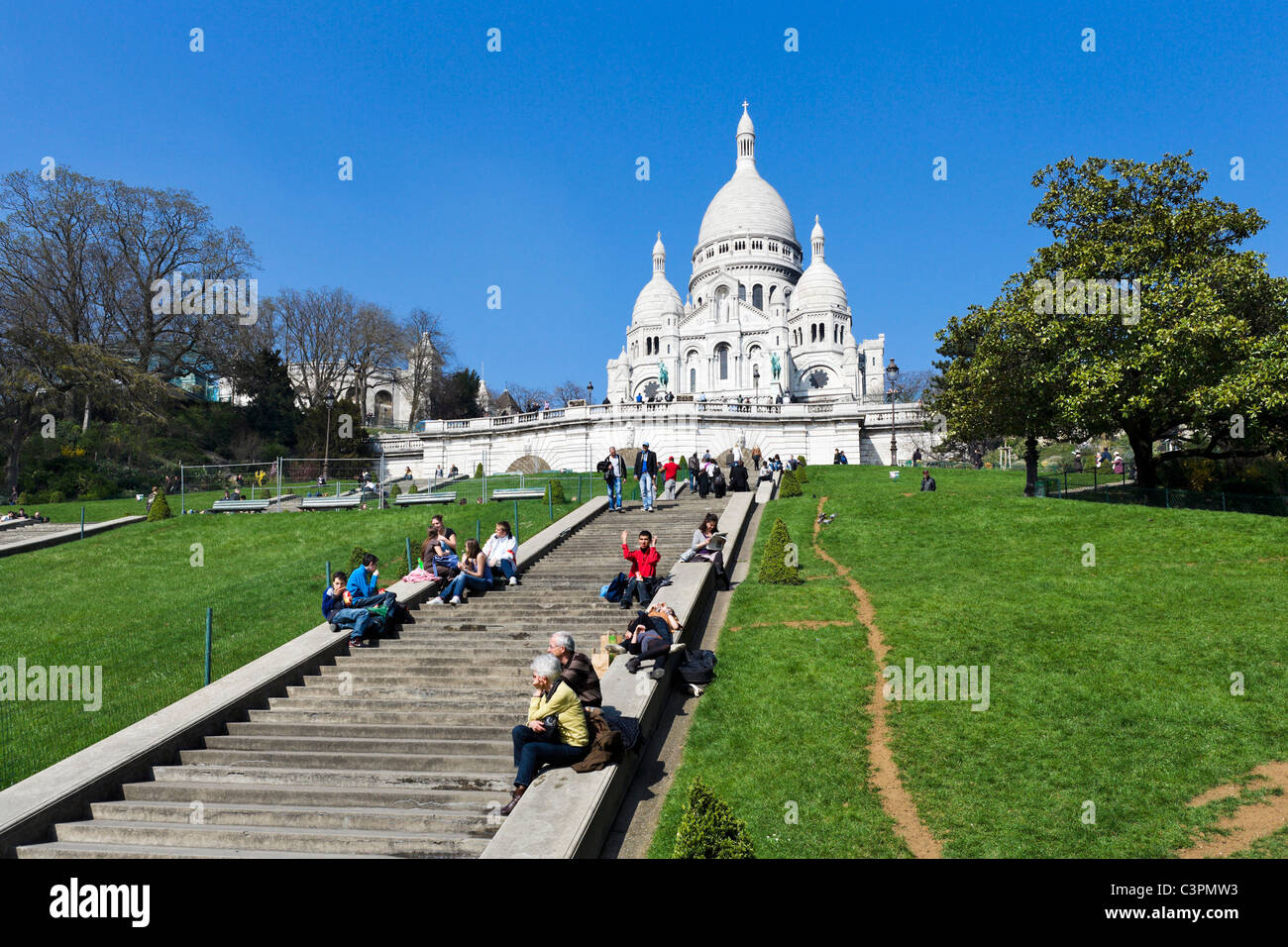 I turisti sui gradini davanti la Basilique du Sacré-Coeur, Montmartre, Parigi, Francia Foto Stock