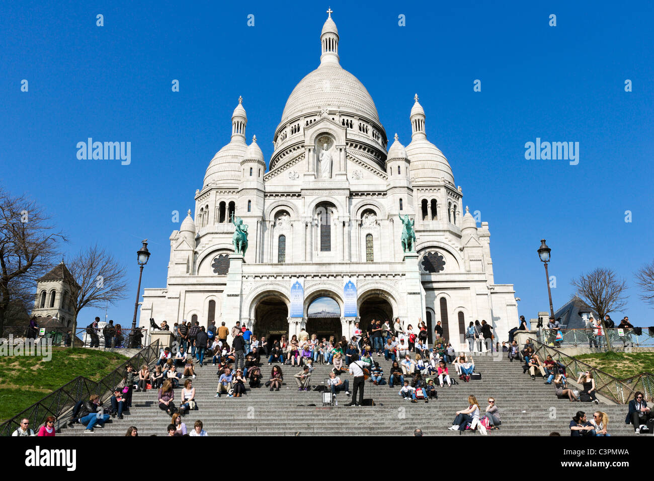 I turisti affollano le fasi di fronte la Basilique du Sacré-Coeur, Montmartre, Parigi, Francia Foto Stock