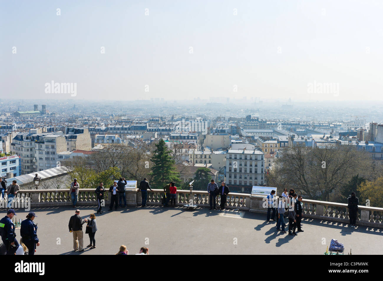 La vista sulla città dal Butte di Montmartre dalla Basilique du Sacré-Coeur, Montmartre, Parigi, Francia Foto Stock