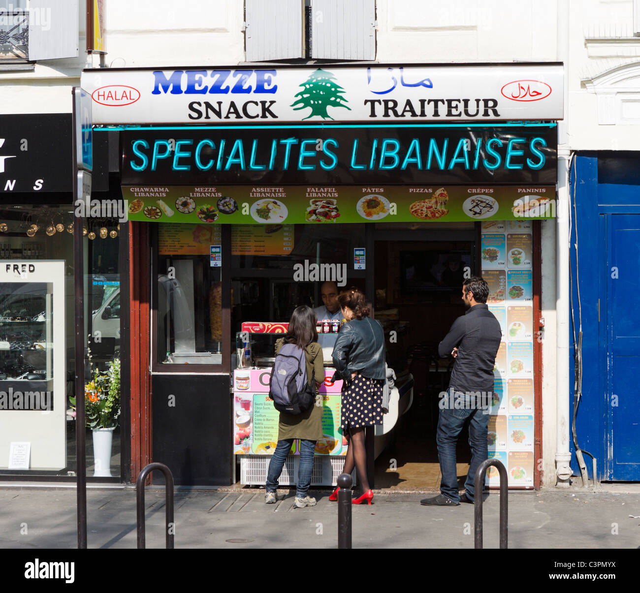 Libanese cibo veloce sbocco sul Boulevard de Clichy Pigalle, Paris, Francia Foto Stock