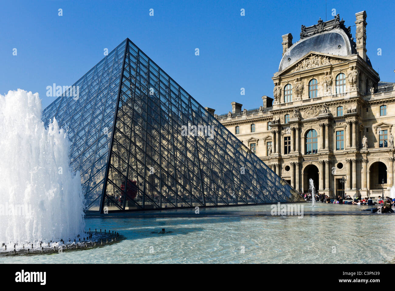 Museo del musee du louvre e la piramide del louvre immagini e