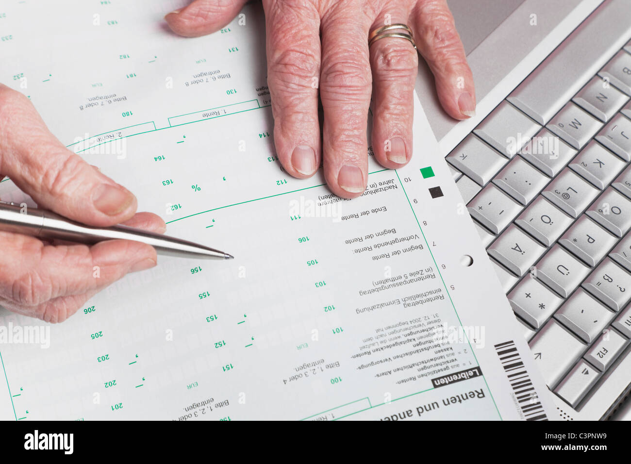 Germania, Senior donna con dichiarazione di pensione e il computer portatile Foto Stock