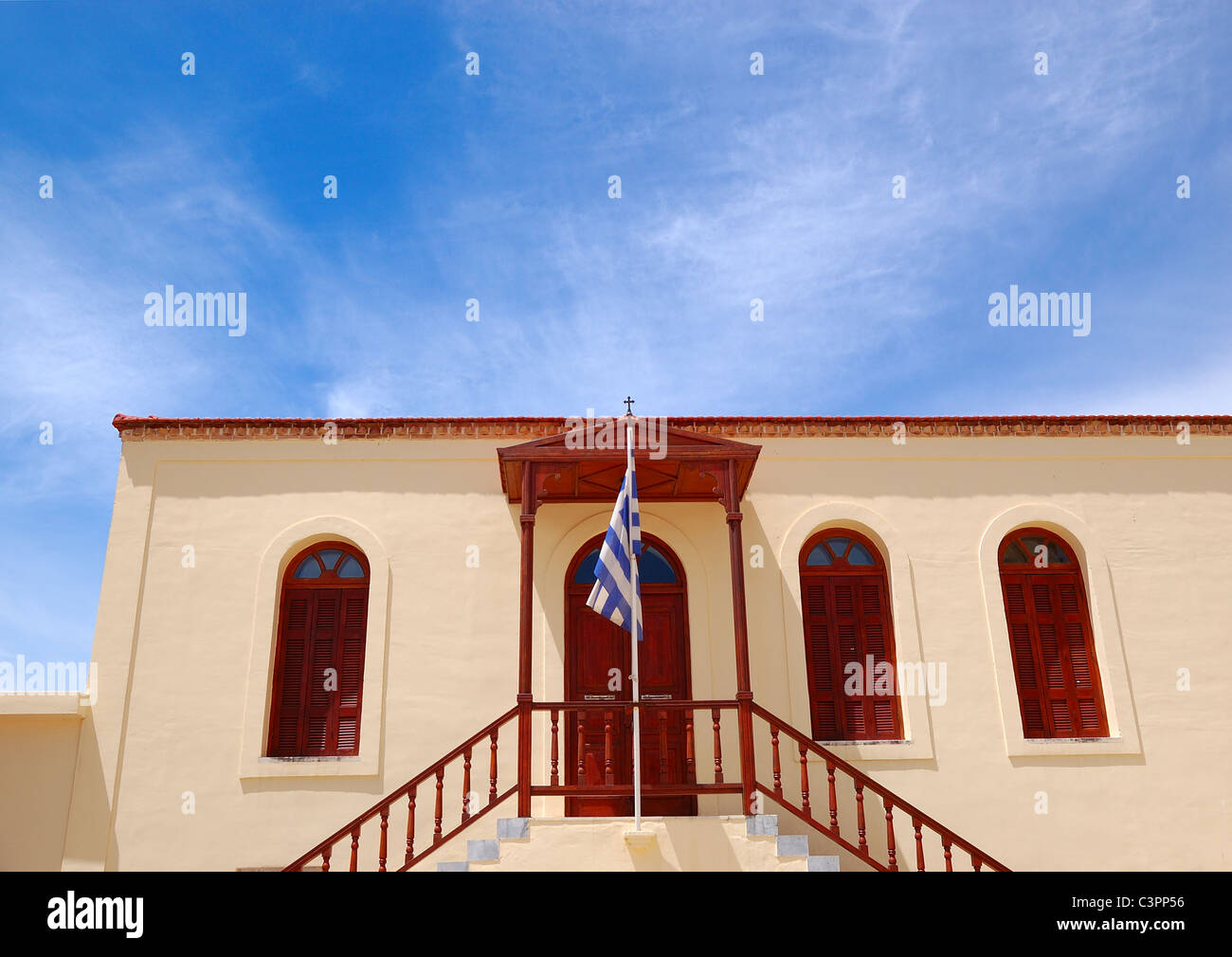 Il Greco antico edificio religioso e bandiera, Creta, Grecia Foto Stock