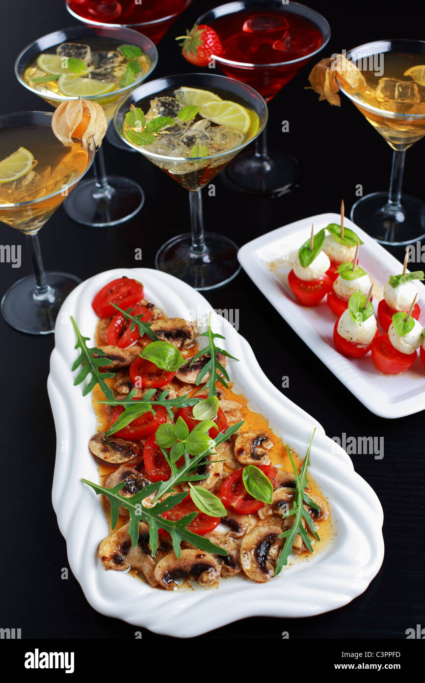 Antipasti con bevande per gli ospiti con champignon carpaccio Foto Stock