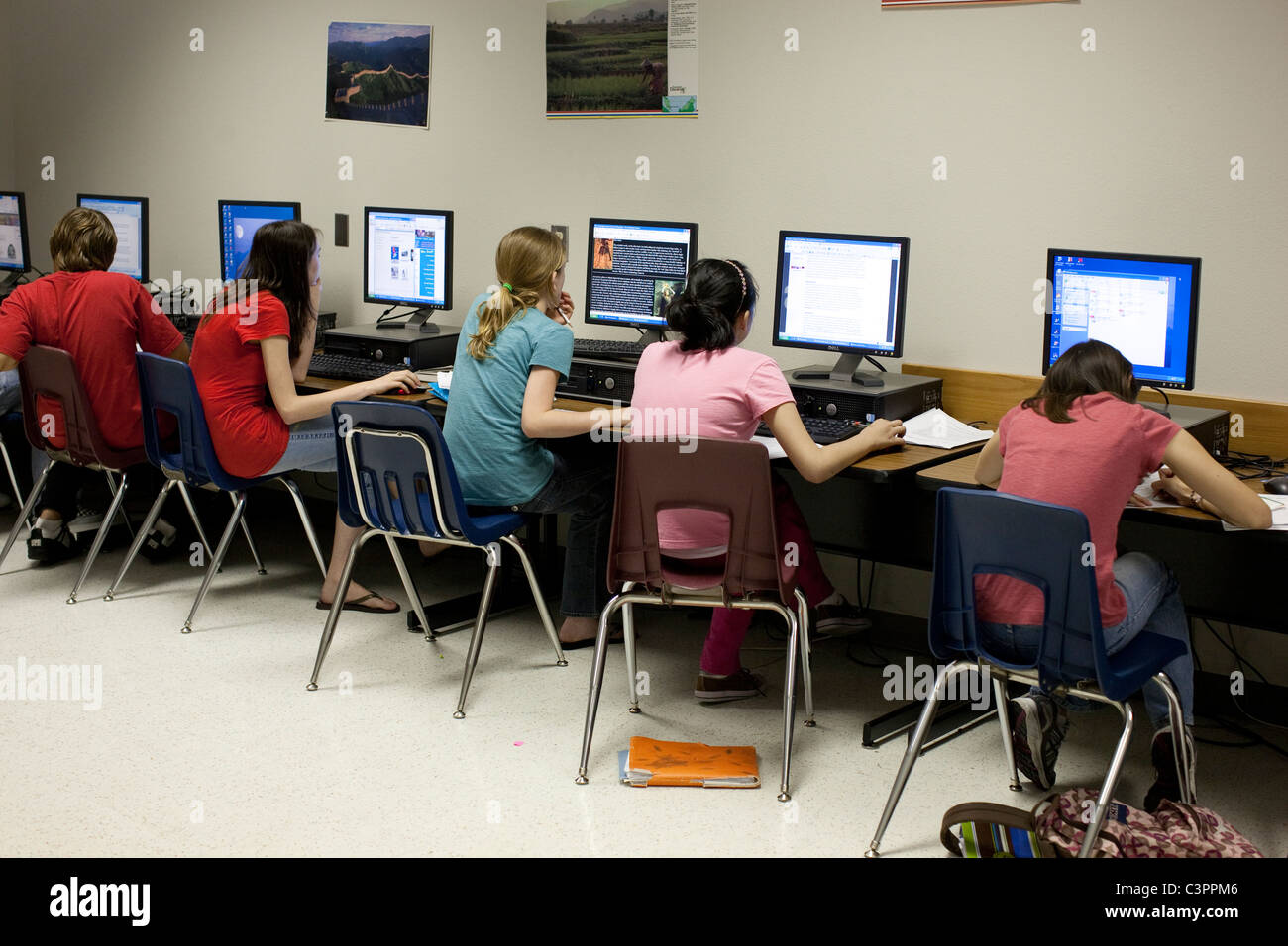 Studenti e studentesse eseguire incarichi nel computer di laboratorio presso la scuola media in Pflugerville, Texas USA Foto Stock
