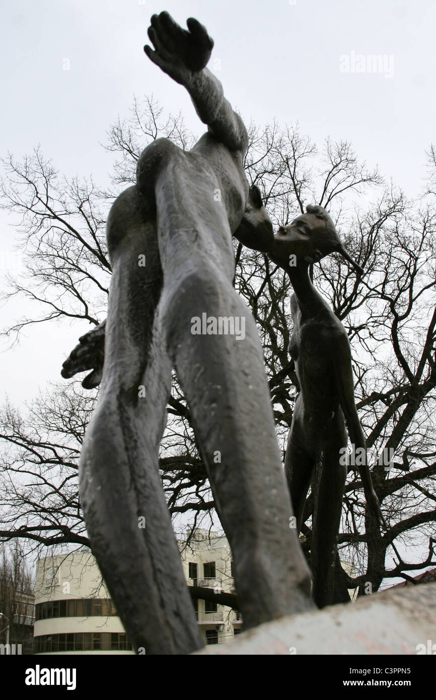 Ragazzo ragazza baciare il monumento in bronzo in Kharkiv, Ucraina Foto Stock