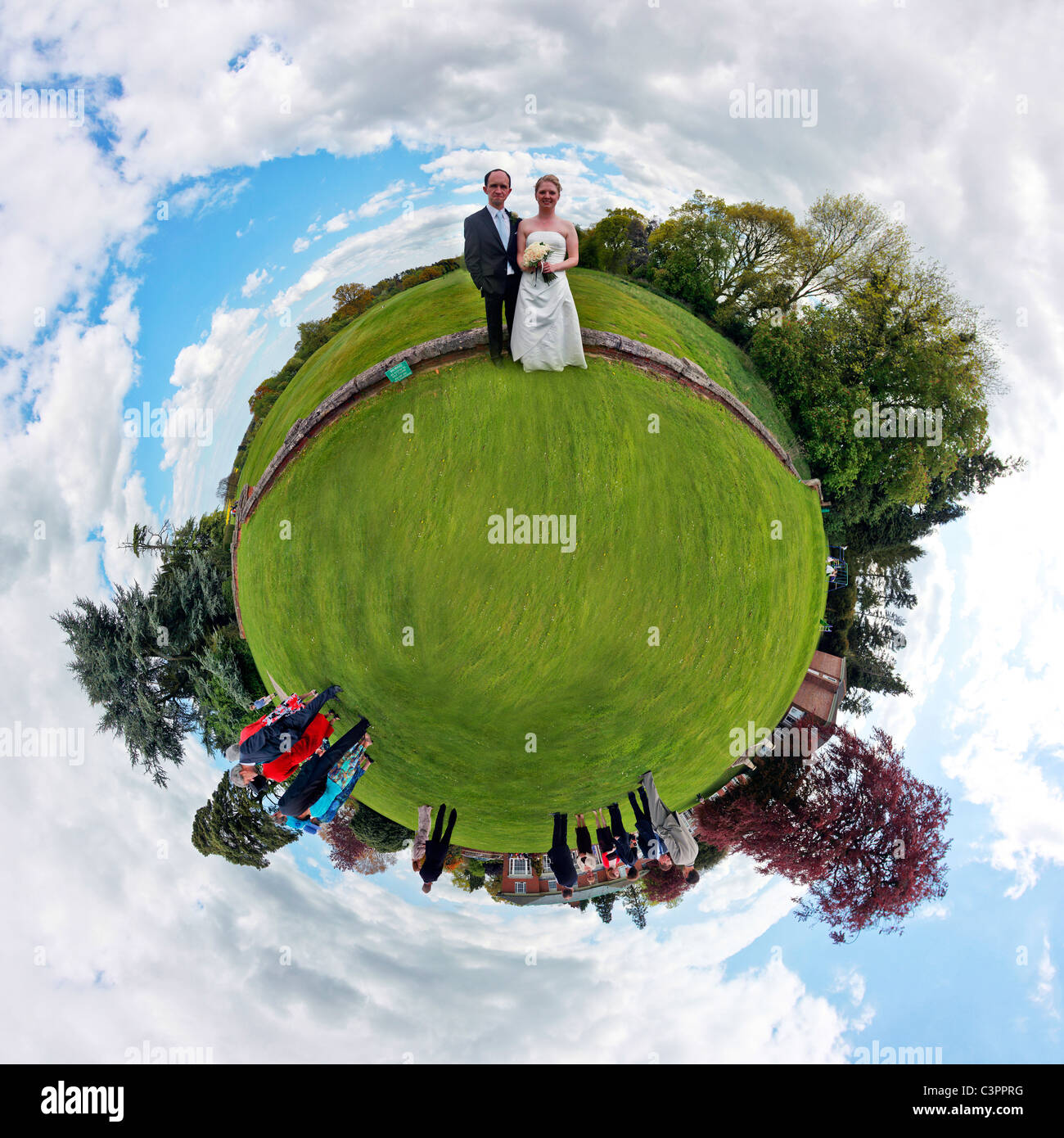 Un matrimonio unico pianeta, a 360 panorama gradi ruotato in una sfera sposa e lo sposo in posa sul giorno speciale vestire e tuta Foto Stock