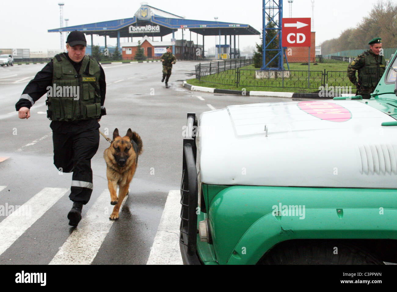 Confine ucraino ufficiale di guardia con il cane al confine Russian-Ukrainian, Goptivka Ucraina Foto Stock