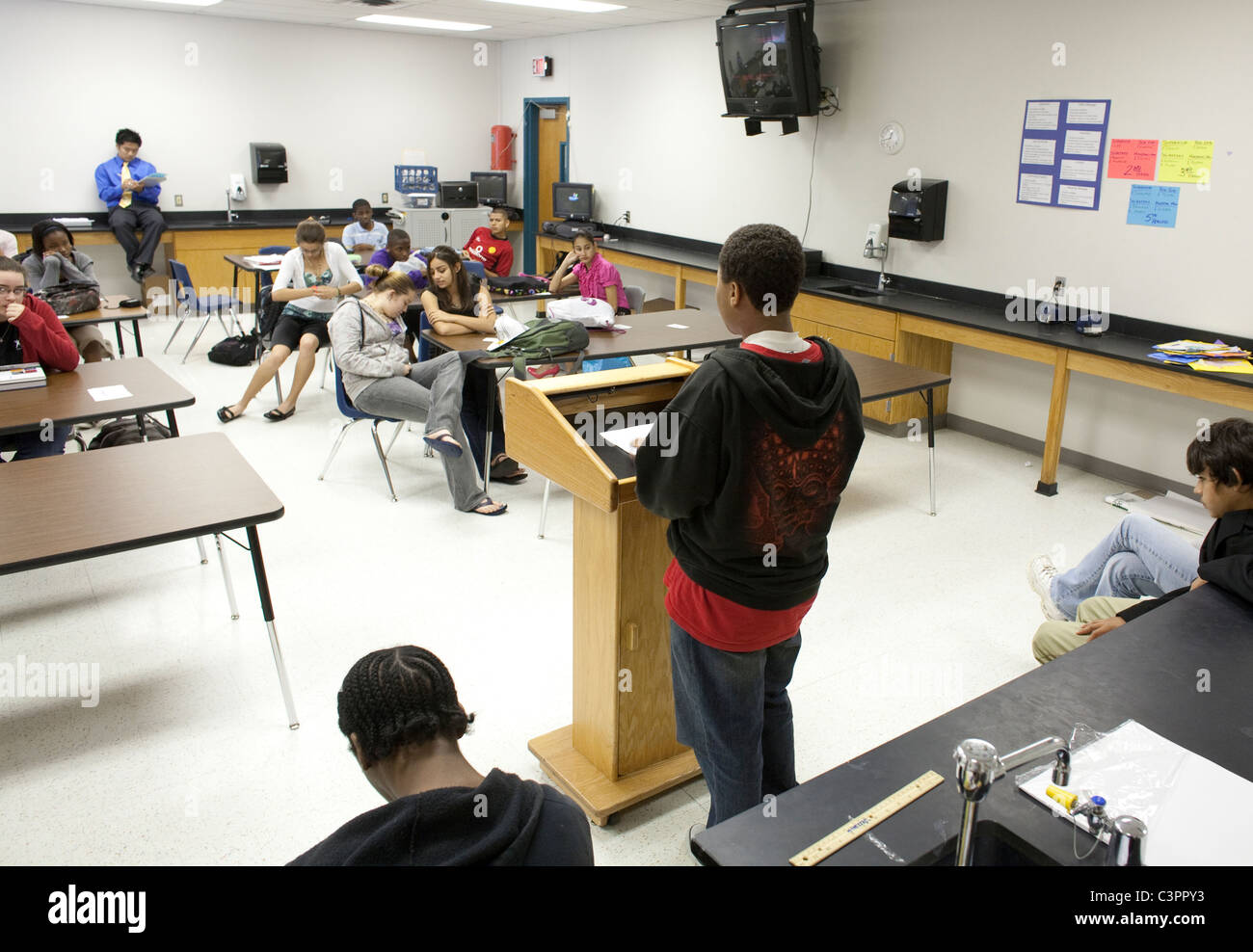 Afro-americano di ragazzo parla di fronte agli studenti durante il processo farsa nella scuola media di studi sociali classe Pflugerville in Texas Foto Stock