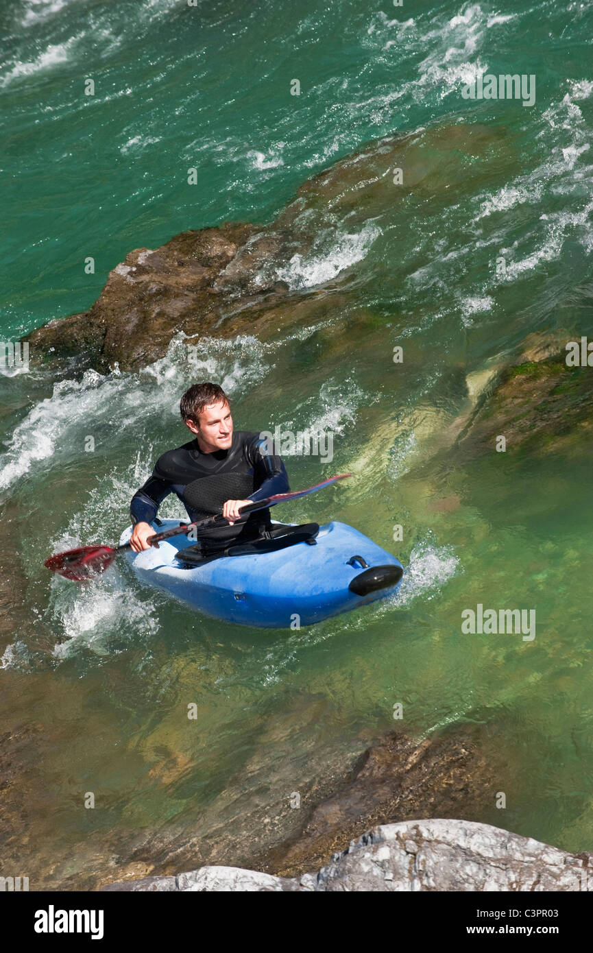 Austria, Salzburger Land, uomo kayak nel fiume lammer Foto Stock