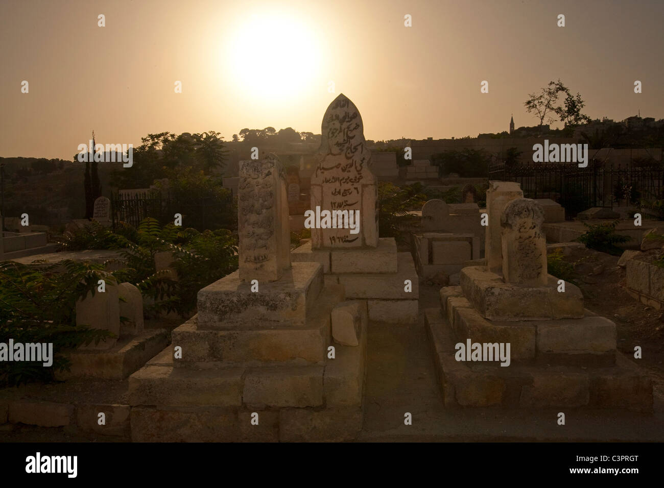 Un cimitero vicino al muro occidentale nella città vecchia di Gerusalemme in Israele. Foto Stock