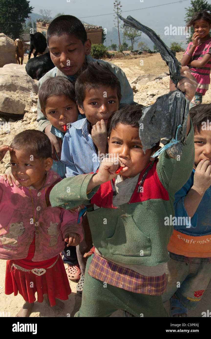 Bambini rurali salutare trekking sulle colline al di fuori di Kathmandu Foto Stock