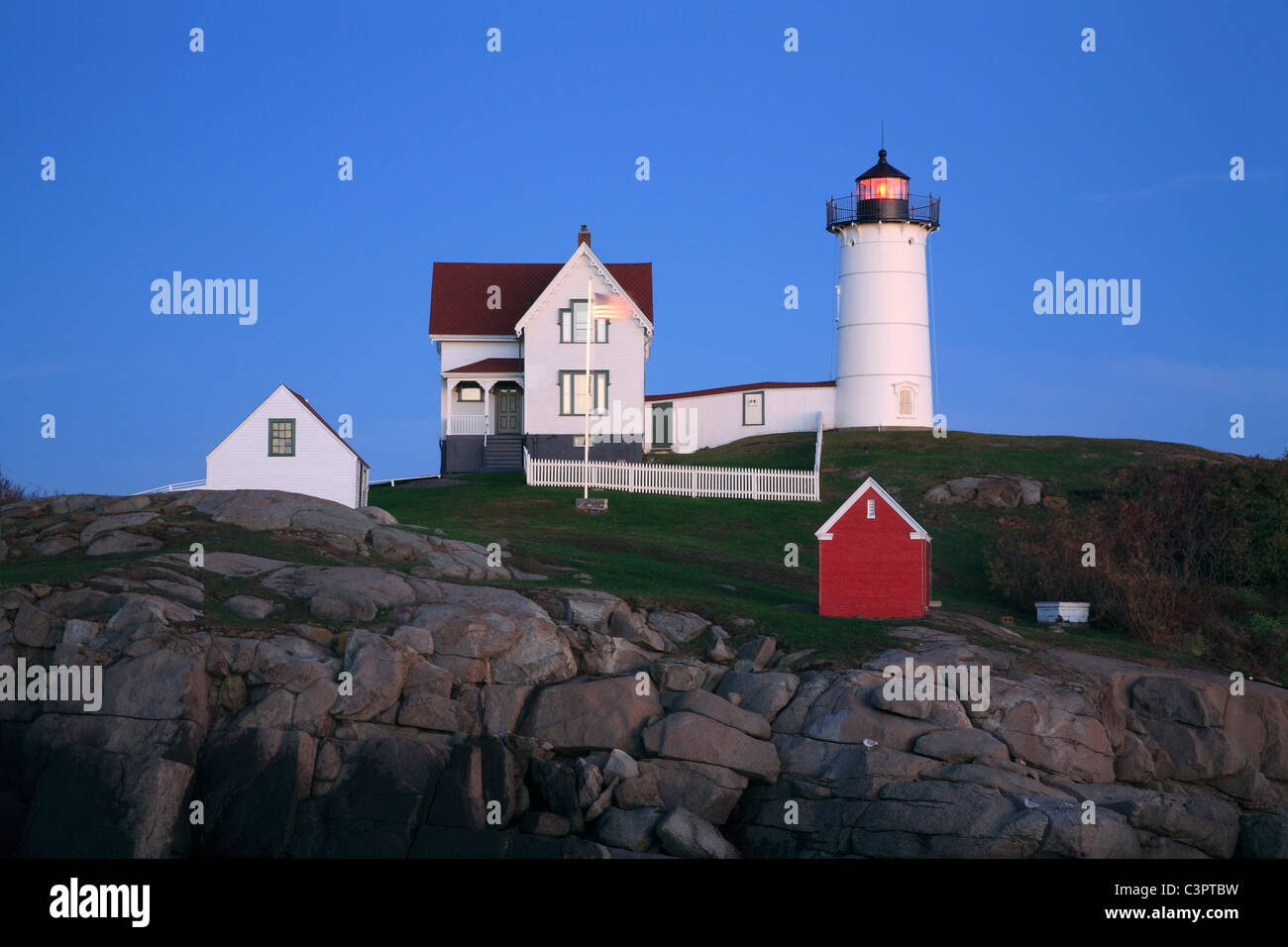 Un classico New England Lighthouse, il Nubble luce dopo il buio, Cape Neddick, Maine, Stati Uniti d'America Foto Stock