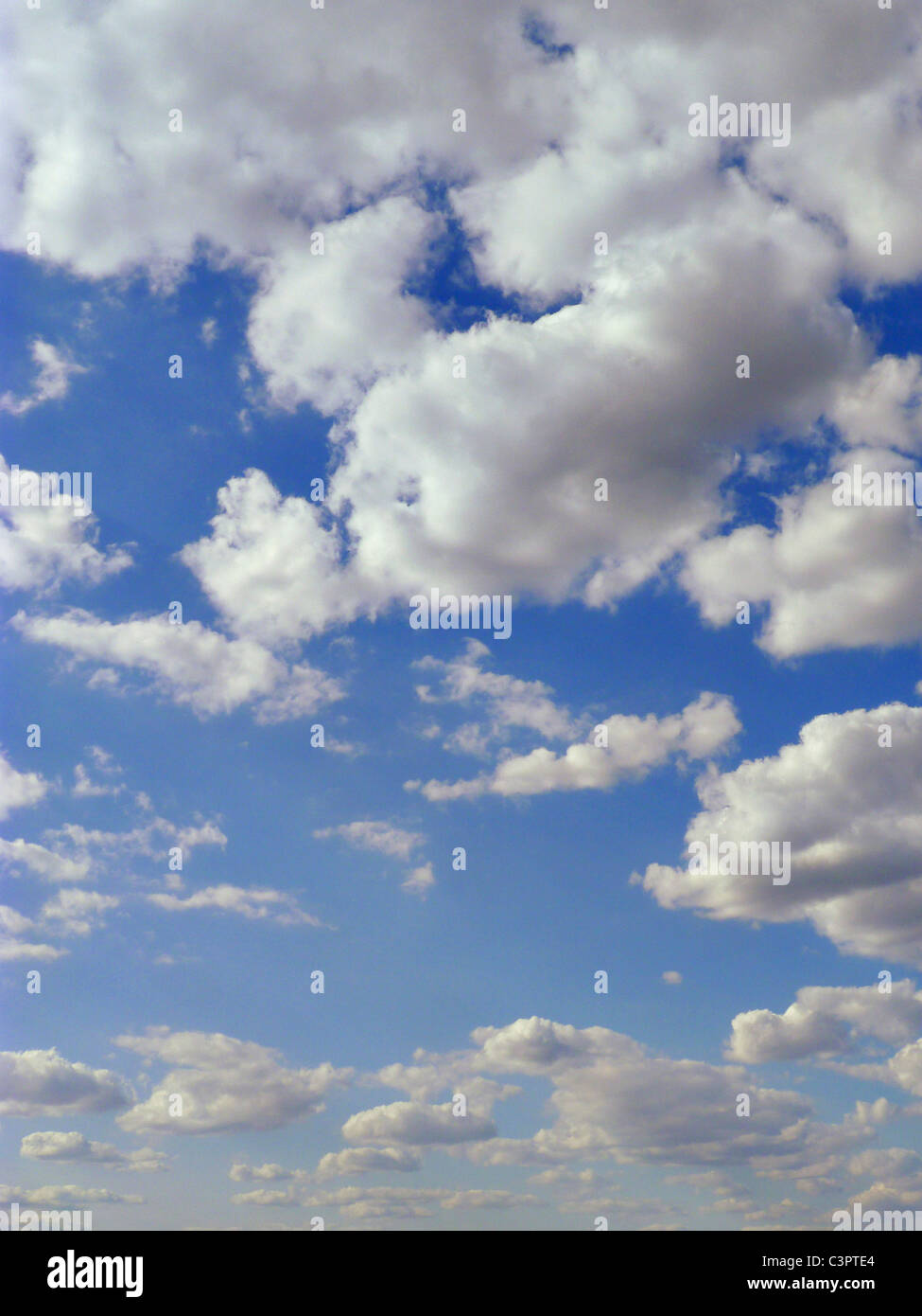 Puffy bianche nuvole. Foto Stock