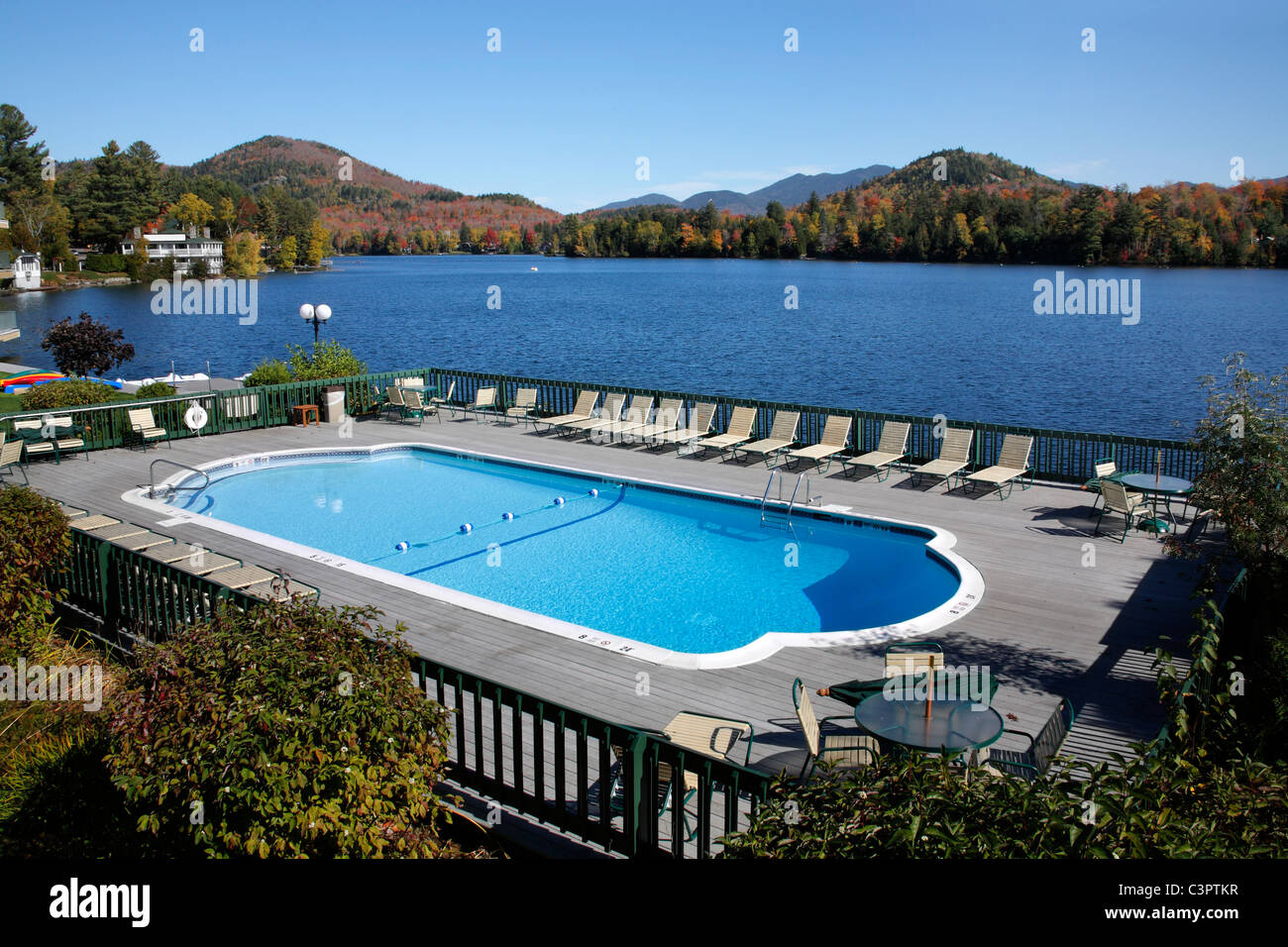 Una piscina che si affaccia sul lago Placido nelle Montagne Adirondack di New York, Stati Uniti d'America Foto Stock