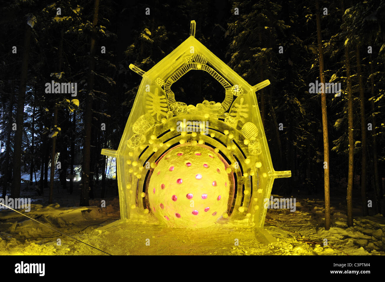 FAIRBANKS AK - 27 febbraio: "Cell R Ice' sculture di ghiaccio, 2010 Mondo ghiaccio Campionati d'arte Febbraio 27, 2010 a Fairbanks, Alaska Foto Stock