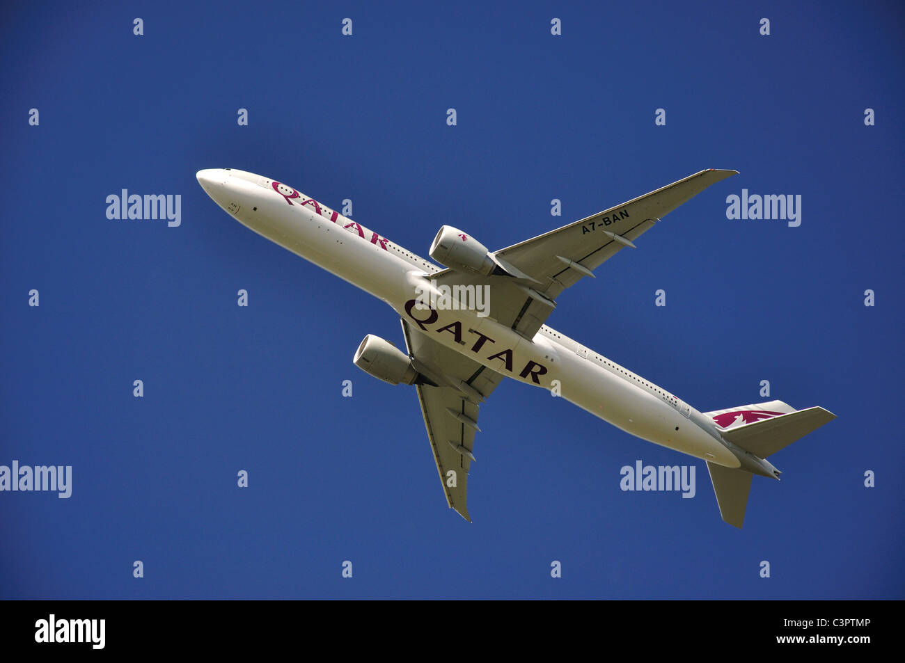 Il Qatar Boeing 777 aeromobili in fase di decollo dall'aeroporto di Heathrow, Greater London, England, Regno Unito Foto Stock
