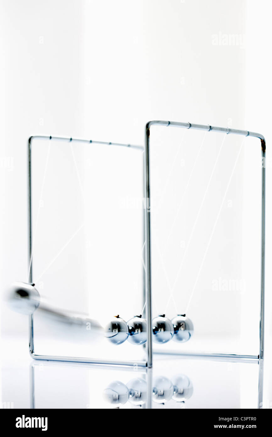 Newton culla su sfondo bianco, close up Foto Stock