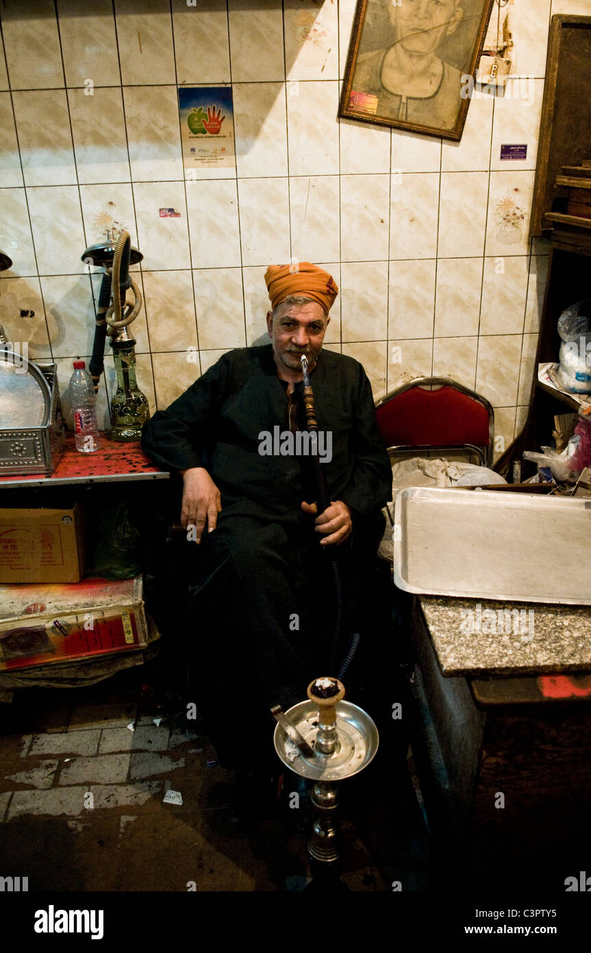 Il fumo Shisha ( tubazione acqua ) in un piccolo cafe al Cairo. Foto Stock
