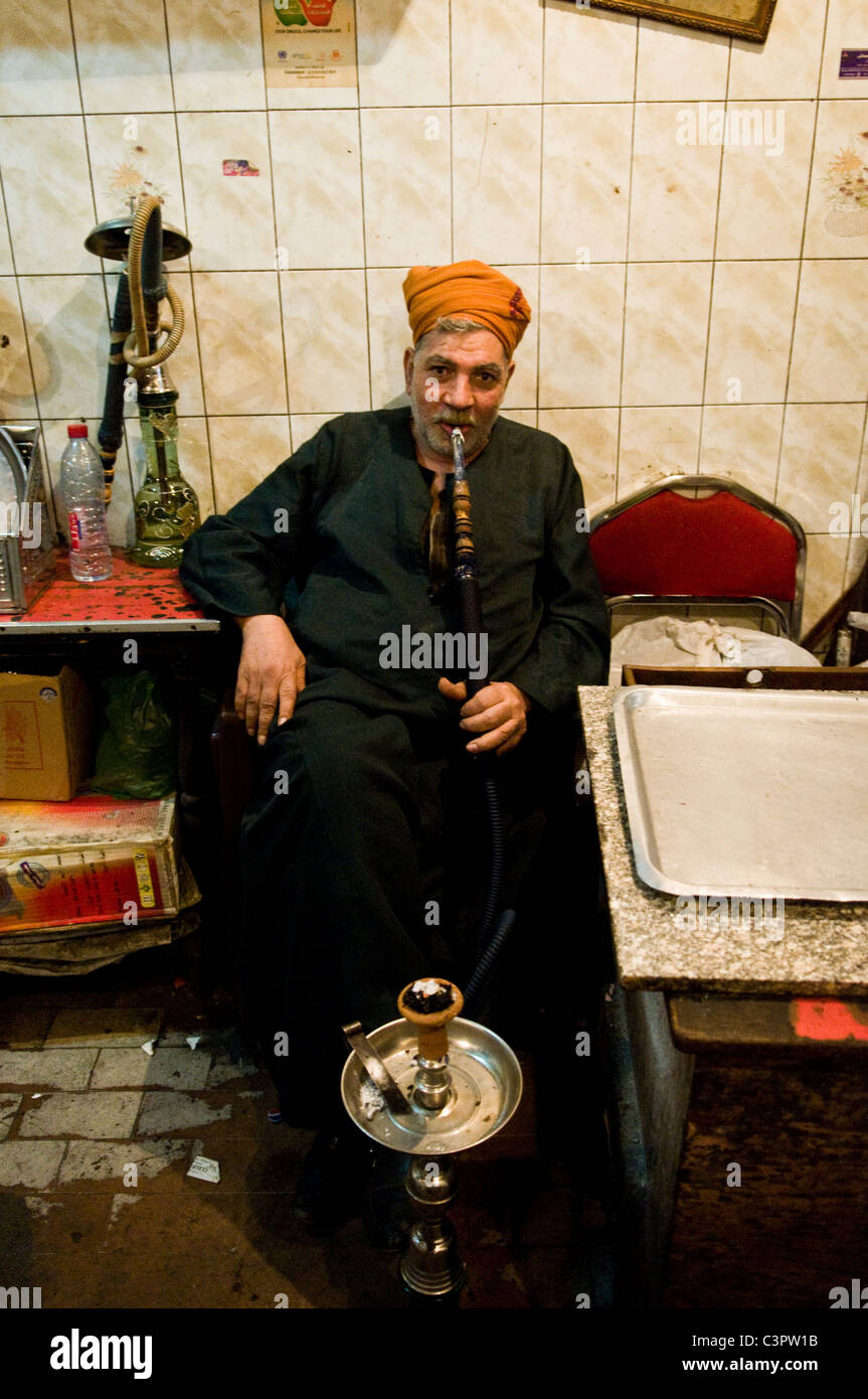 Il fumo Shisha ( tubazione acqua ) in un piccolo cafe al Cairo. Foto Stock