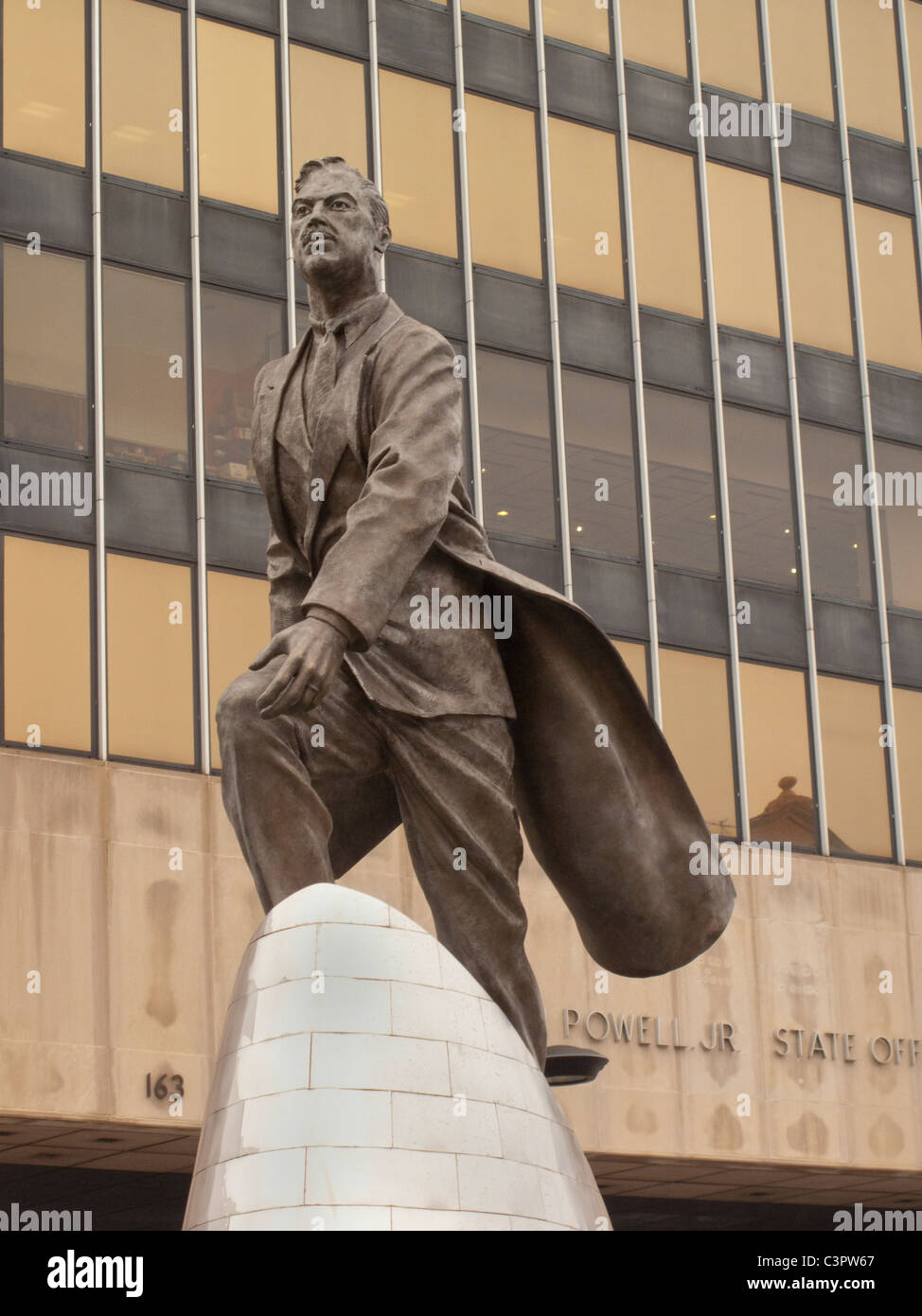 Adam Clayton Powell Jr statua in Harlem NY Foto Stock