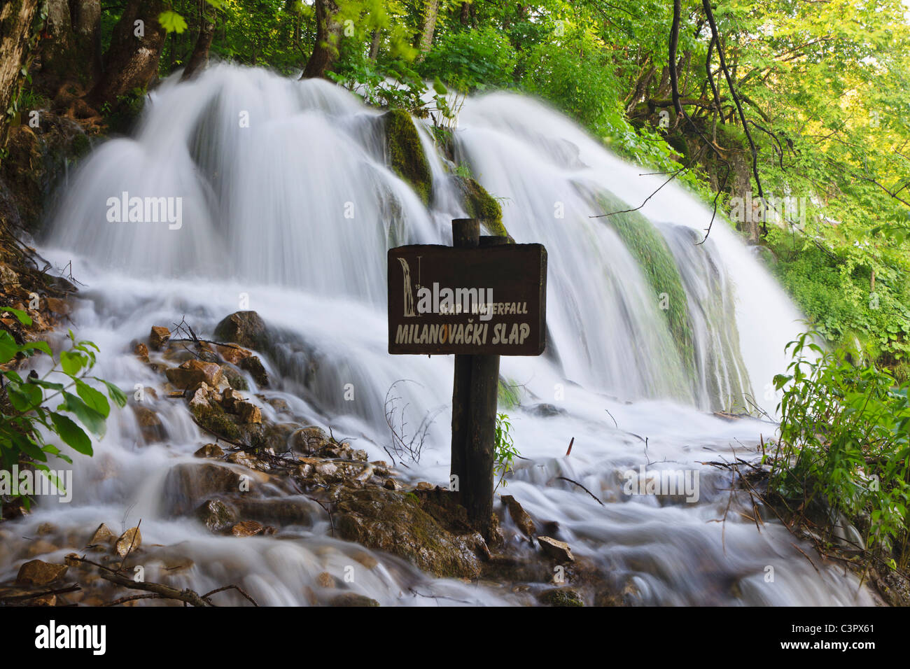 L'Europa, Croazia, Jezera, vista della cascata con milanovacki slap segno della scheda Foto Stock