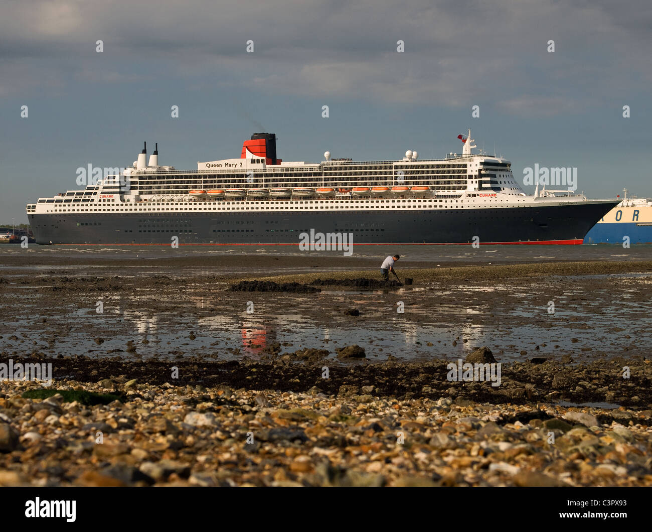 Cunard Ocean Liner Queen Mary 2 partenza Southampton Hampshire England Regno Unito a bassa marea Foto Stock