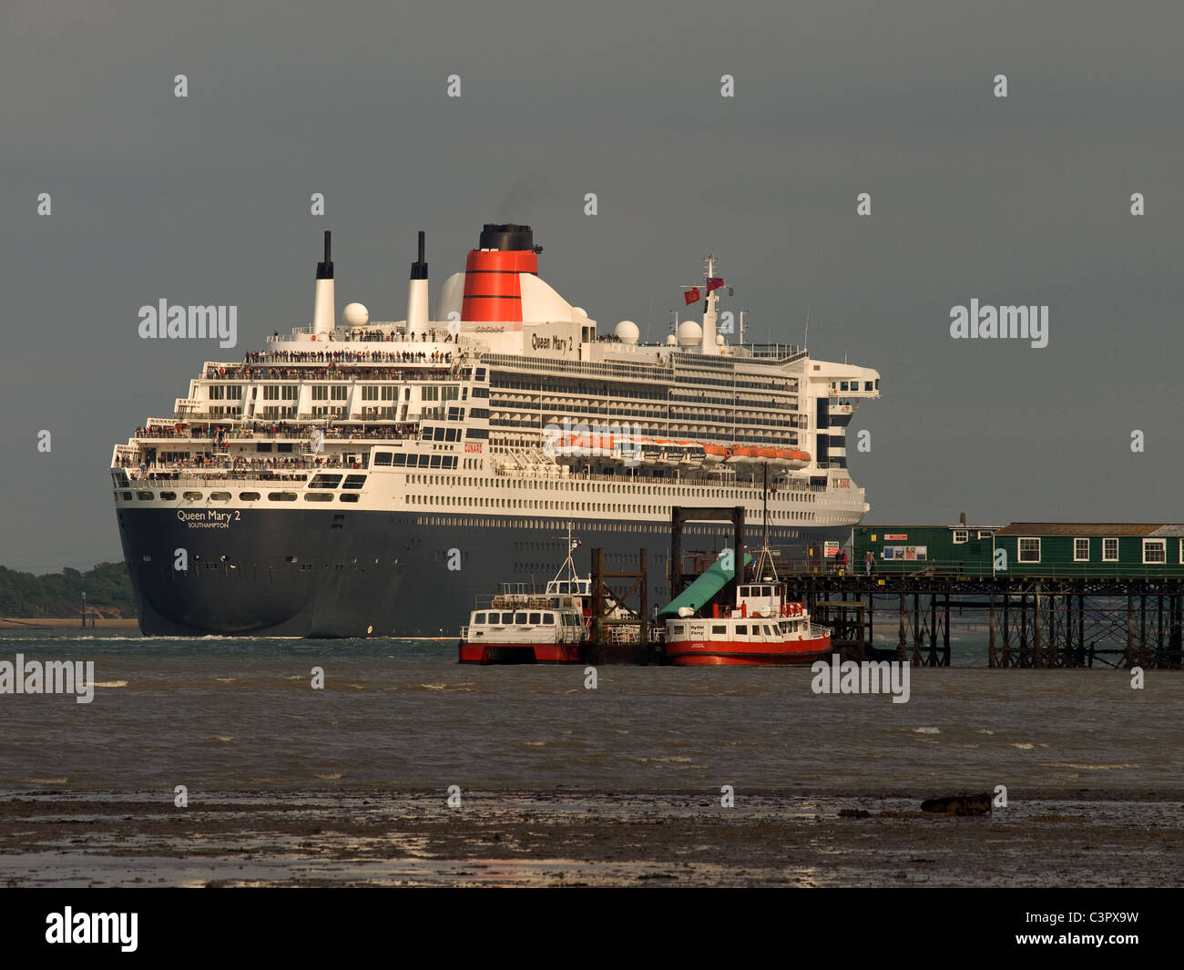 Cunard Ocean Liner Queen Mary 2 passando Hythe Pier e uscire Southampton Hampshire England Regno Unito Foto Stock
