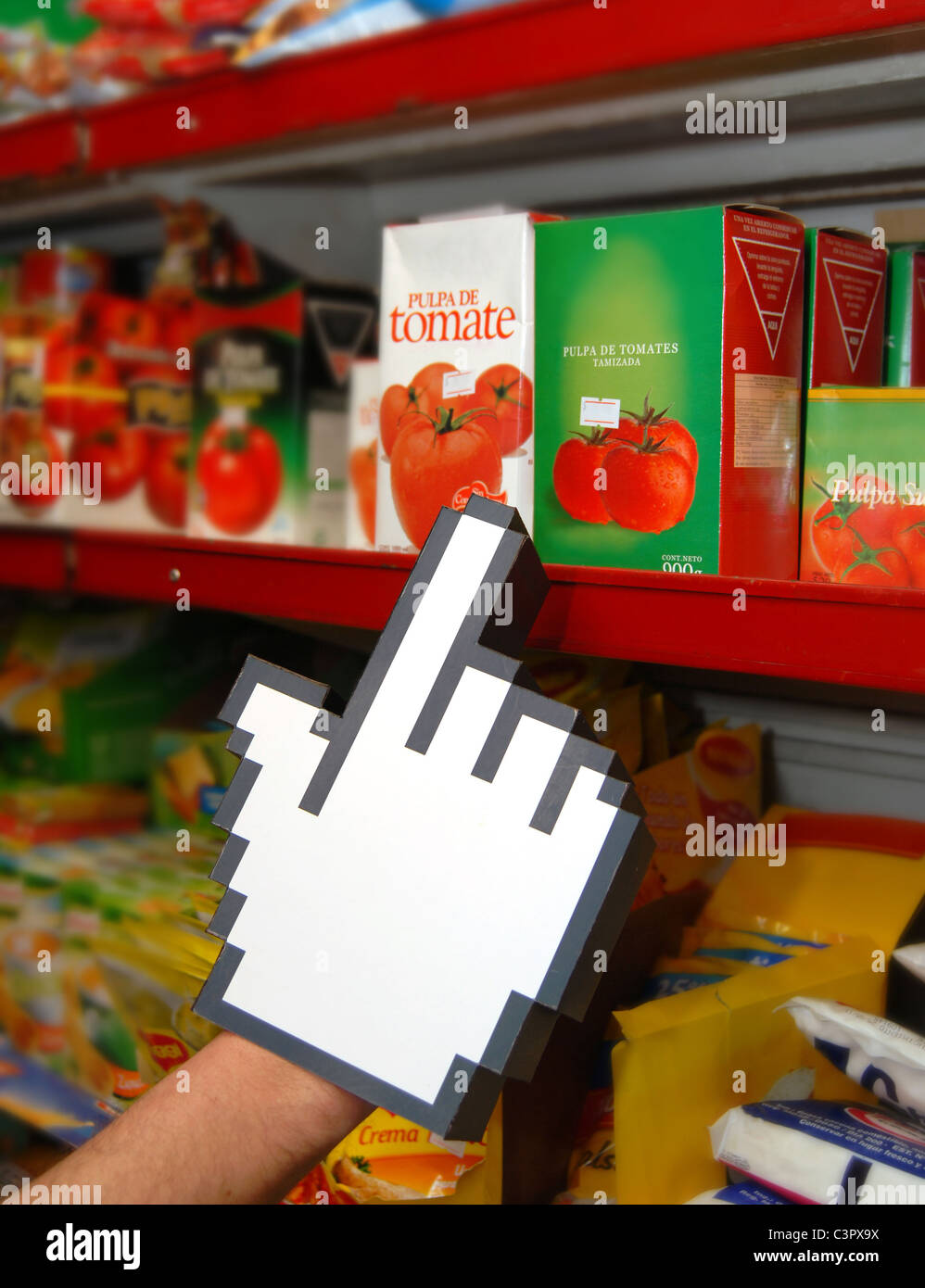 Aggiungere il vero bene per il carrello online con il cursore mano. Foto concettuale dell'acquisto online come nella vita reale. Foto Stock