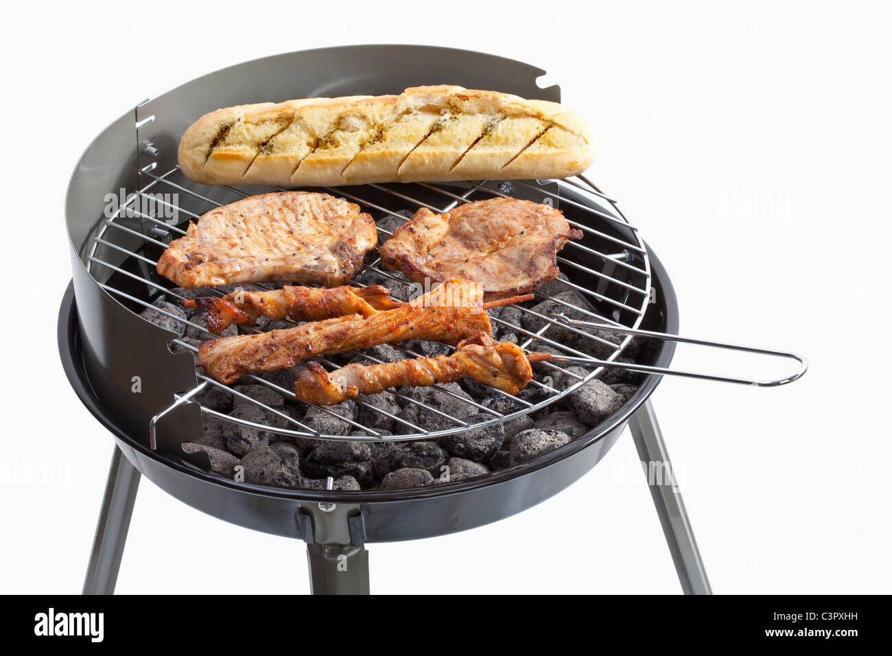 La carne e il pane su barbecue grill, close up Foto Stock