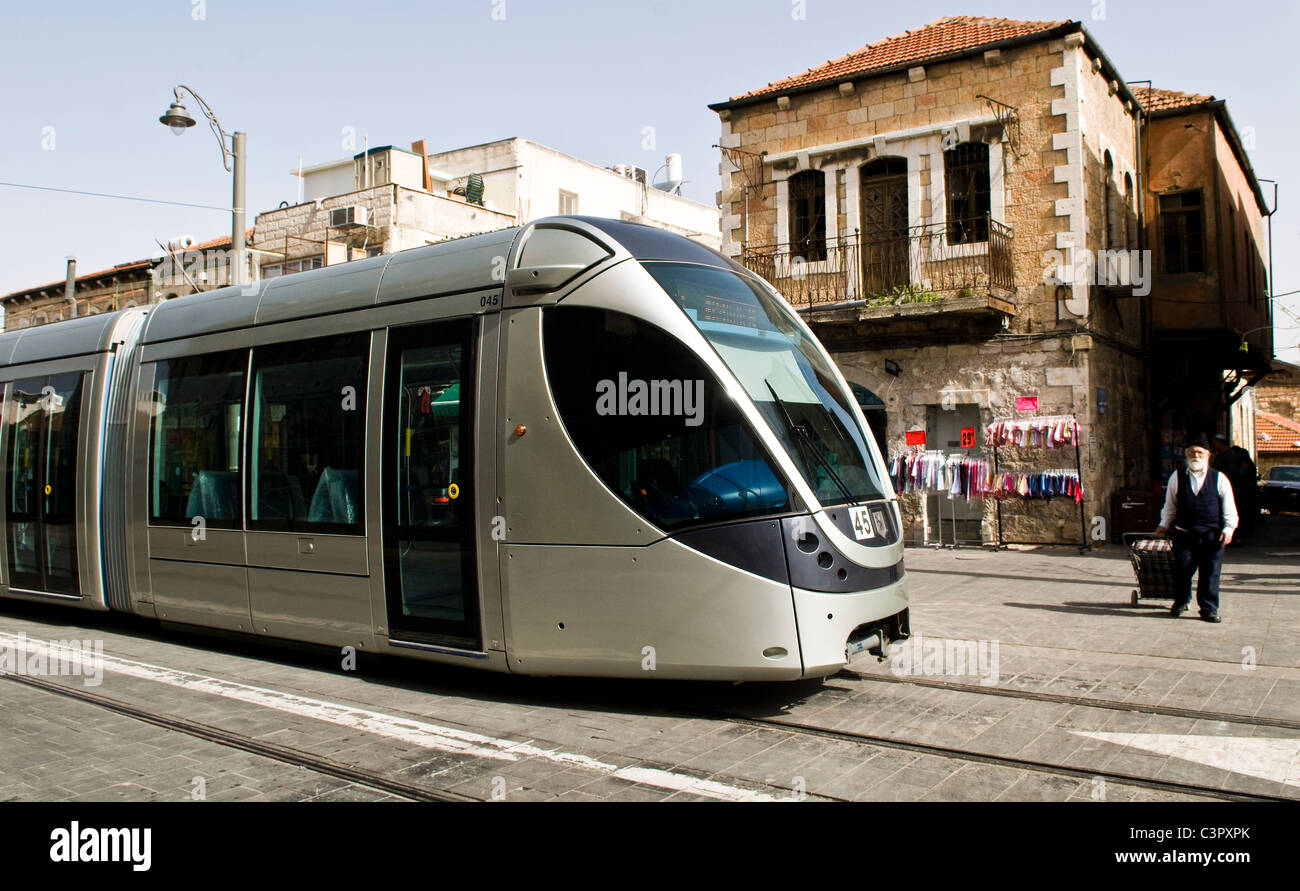 La nuova linea ferroviaria leggera attraverso Jaffa street nel centro di Gerusalemme. Foto Stock