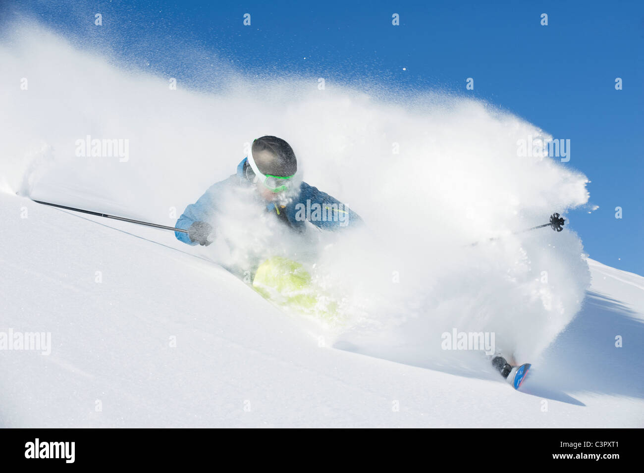 Austria, uomo sciare sul monte Arlberg Foto Stock