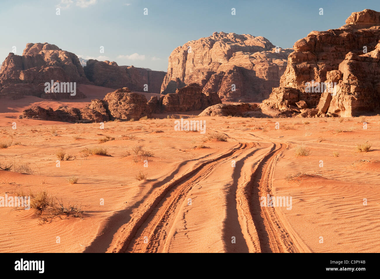 Giordania, Wadi Rum, Auto brani sul deserto Foto Stock