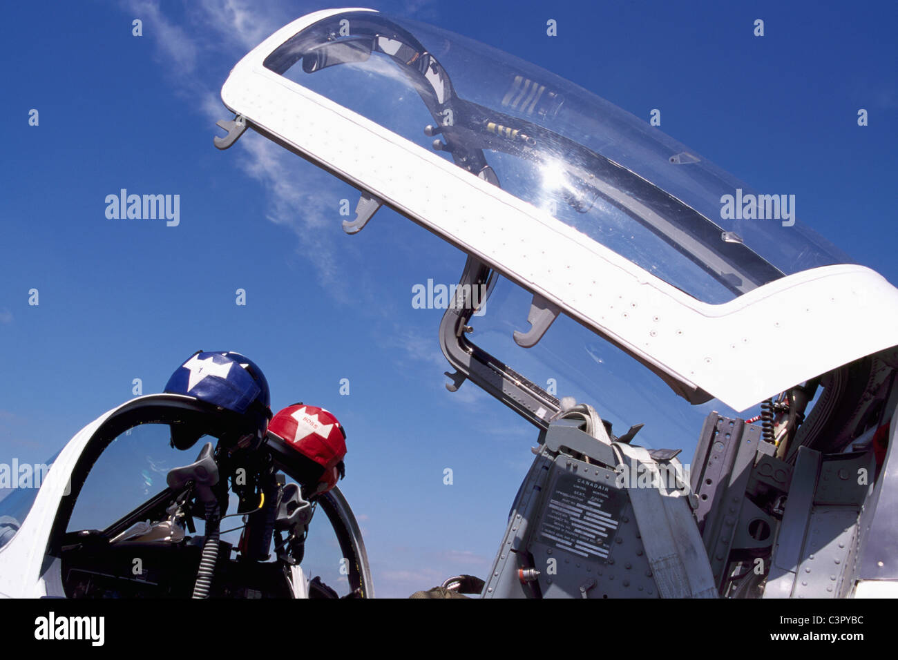 Pozzetto aperto tettoia a forze canadesi Snowbirds CT-114 Tutor Jet, Abbotsford Airshow internazionale, British Columbia, Canada Foto Stock