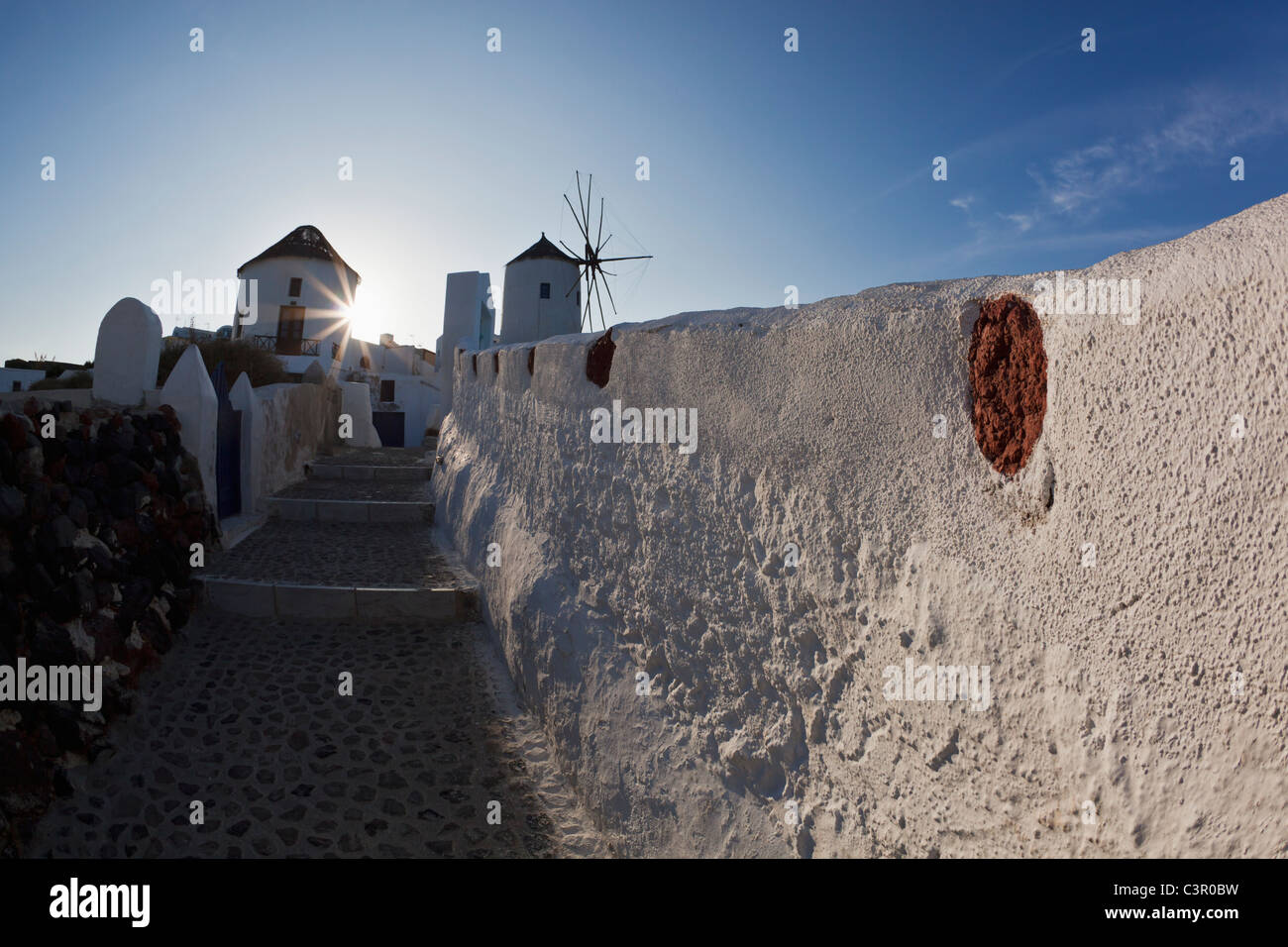 Grecia CICLADI, Thira, Santorini, Oia, vista del mulino a vento da lane Foto Stock