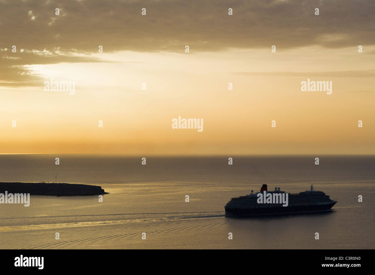 Europa, Grecia SANTORINI, CICLADI, Santorini, vista di crociera nel mare Egeo al tramonto Foto Stock