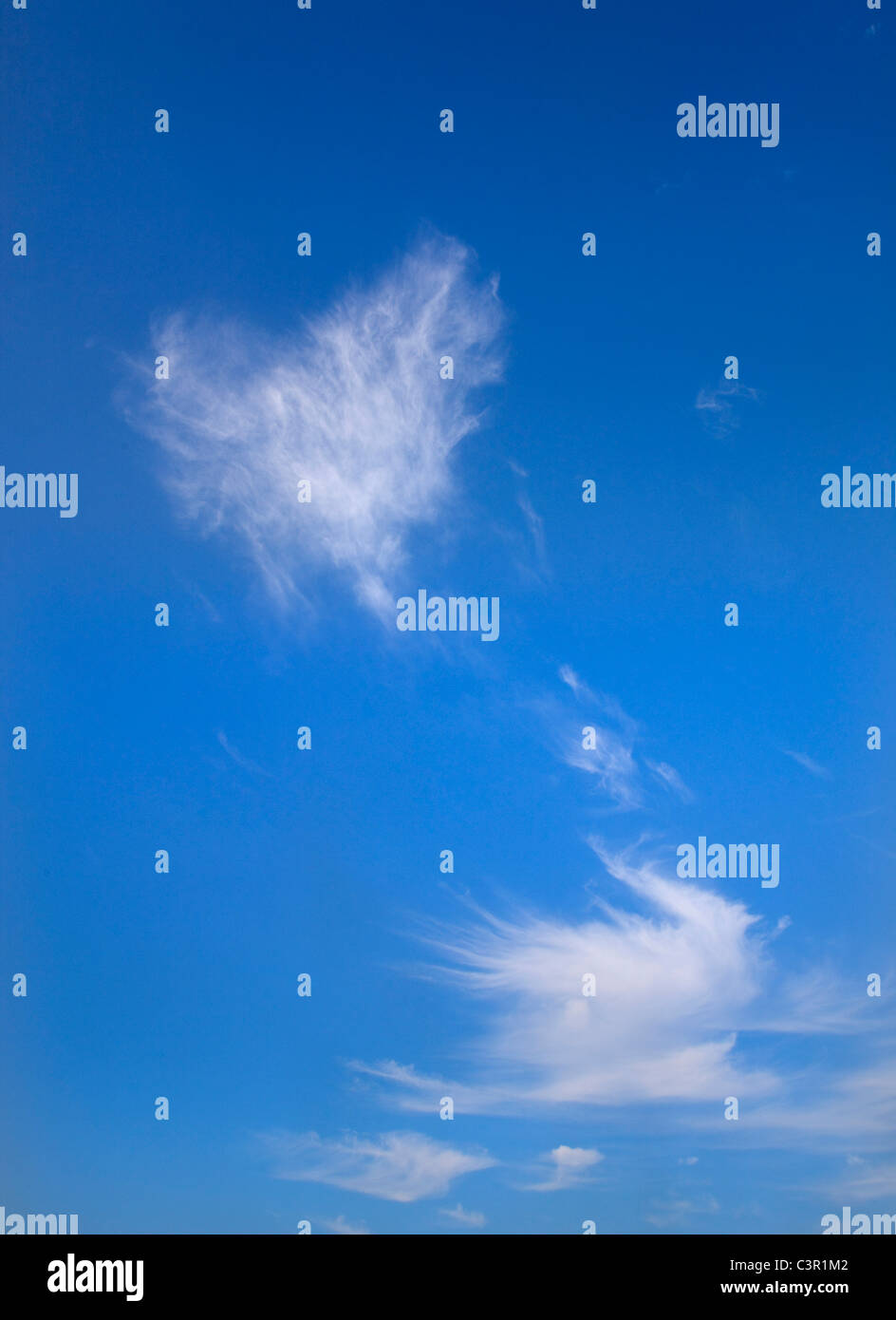 Vista della forma di cuore nuvola nel cielo blu Foto Stock