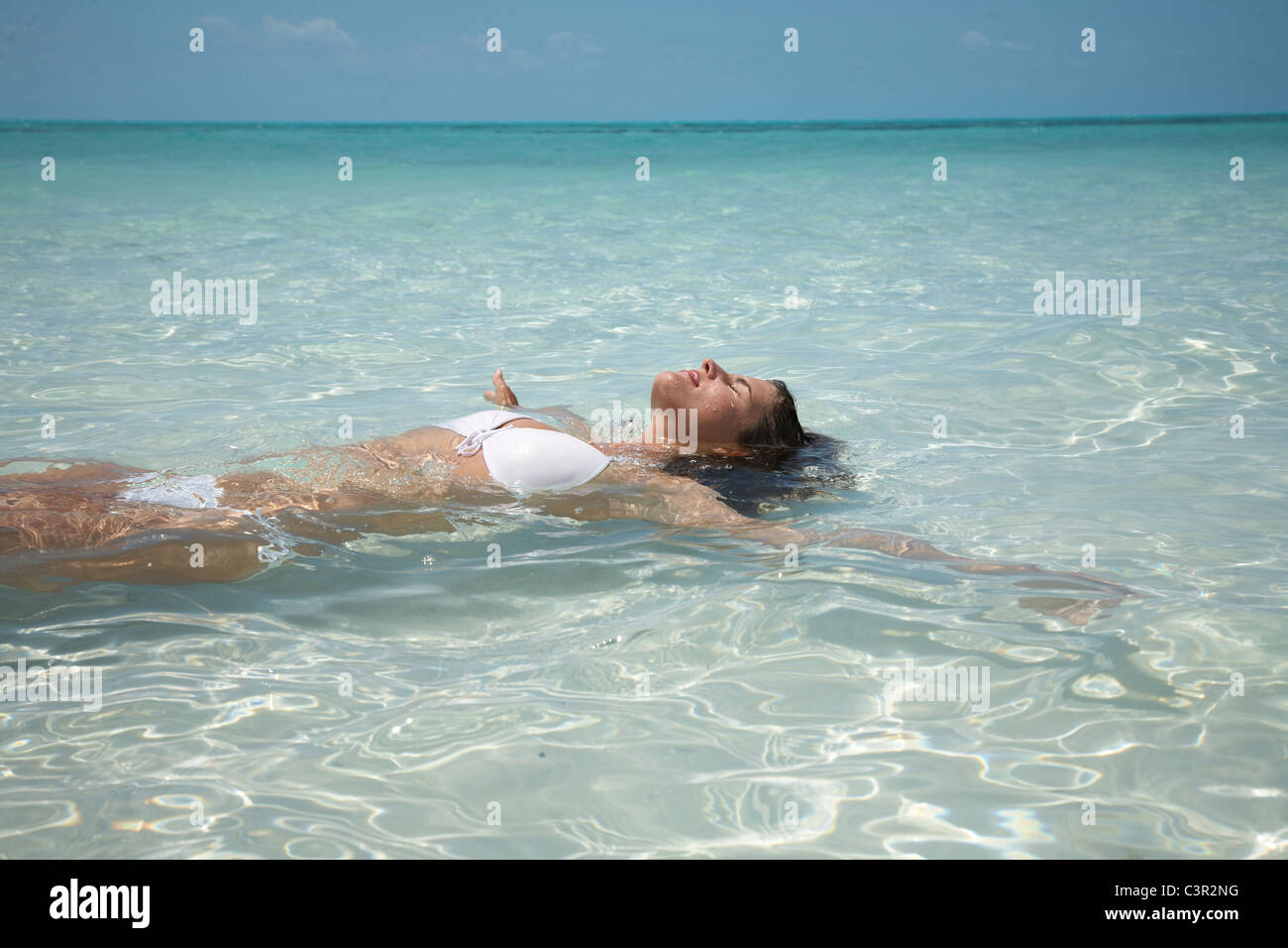 Donna in bikini sulla spiaggia di Turks e Caicos Foto Stock