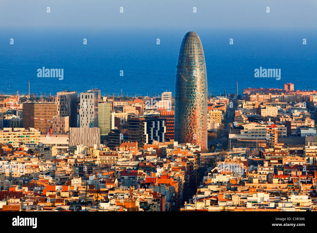 Vista della Torre Agbar (Agbar Tower) e lo skyline di Barcelon, Spagna. Il 32-ufficio di storia highrise misure 142 m Foto Stock