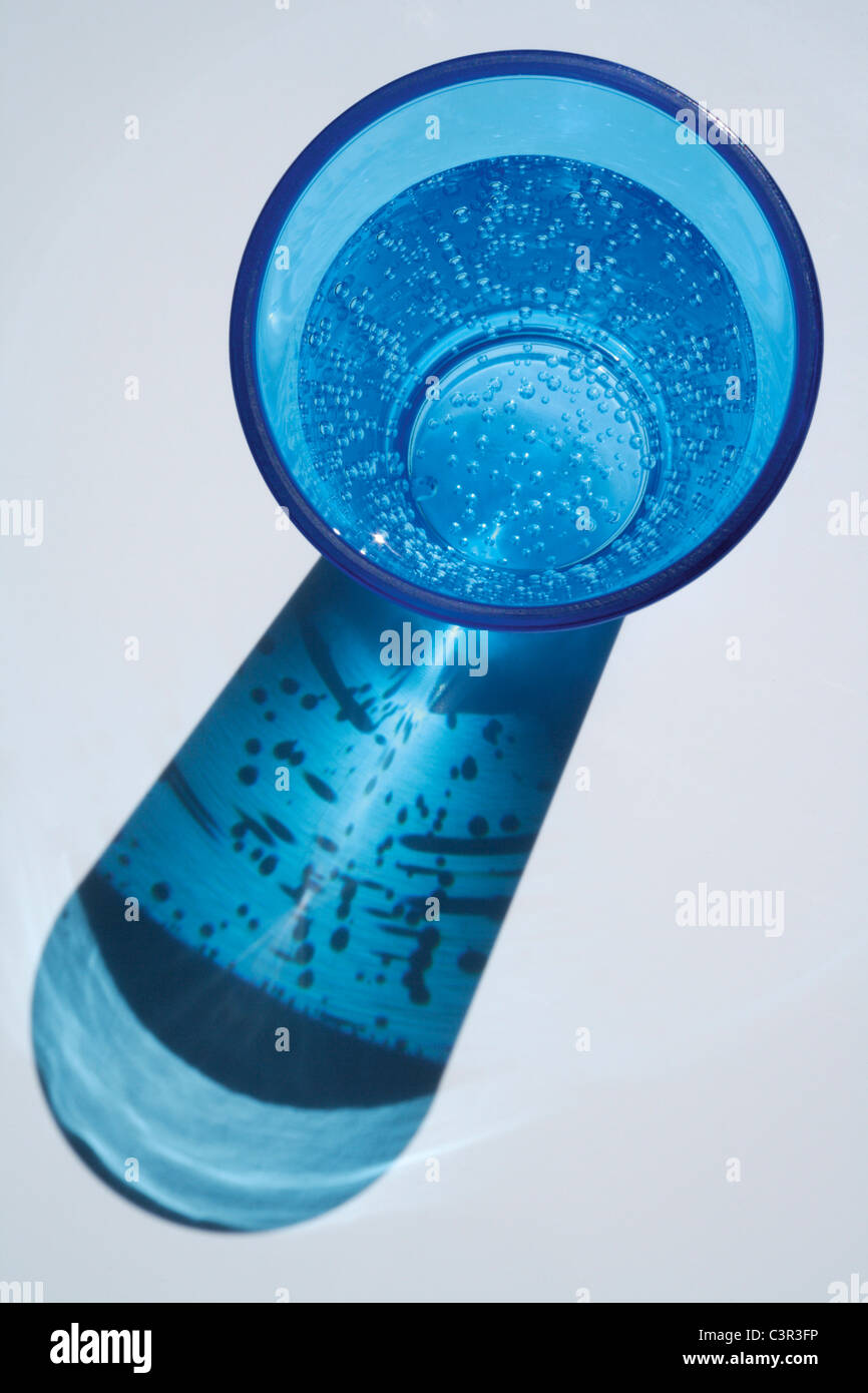 In Germania, in Baviera, acqua minerale in una tazza di plastica, close-up Foto Stock