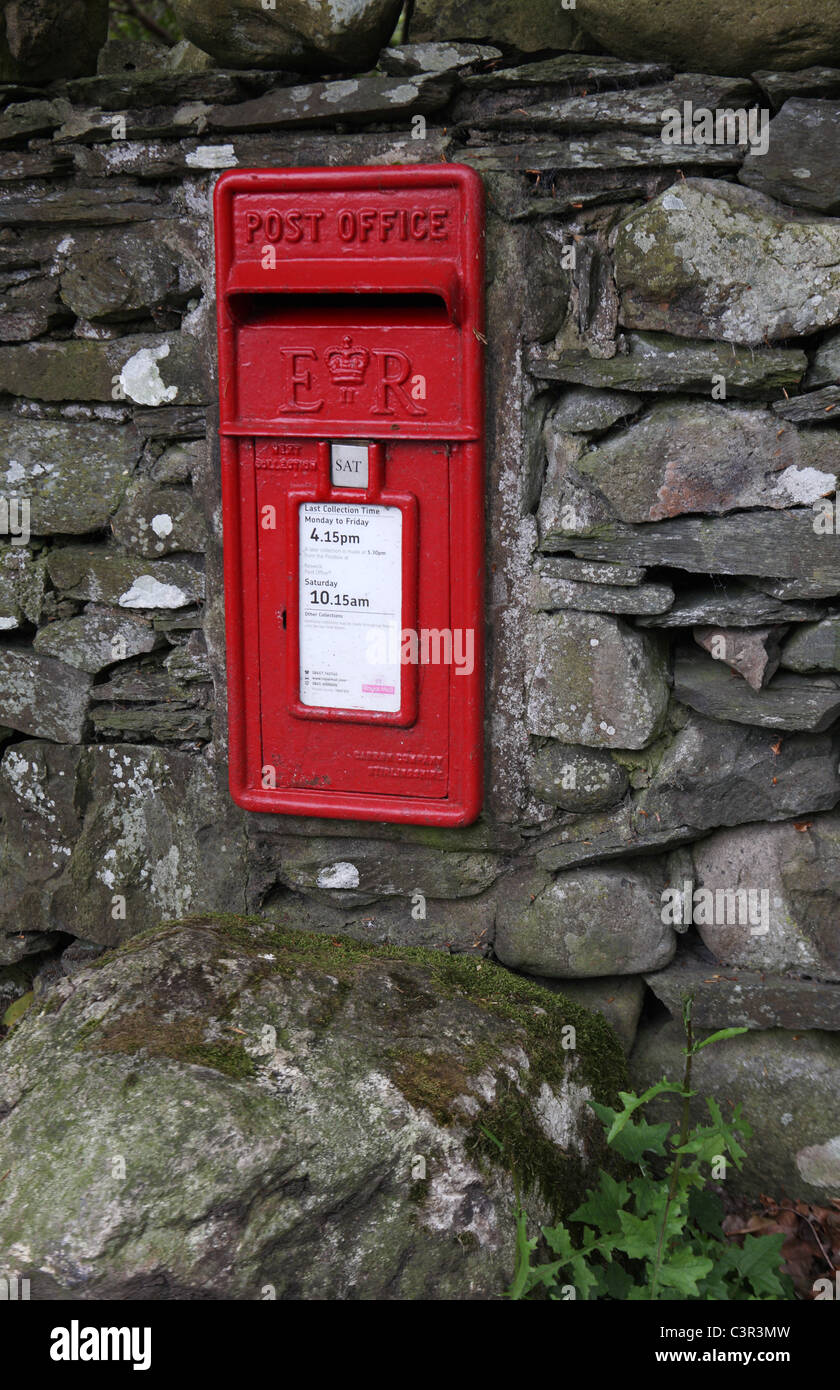 Un montato a parete post box entro il Lake District inglese. Foto Stock