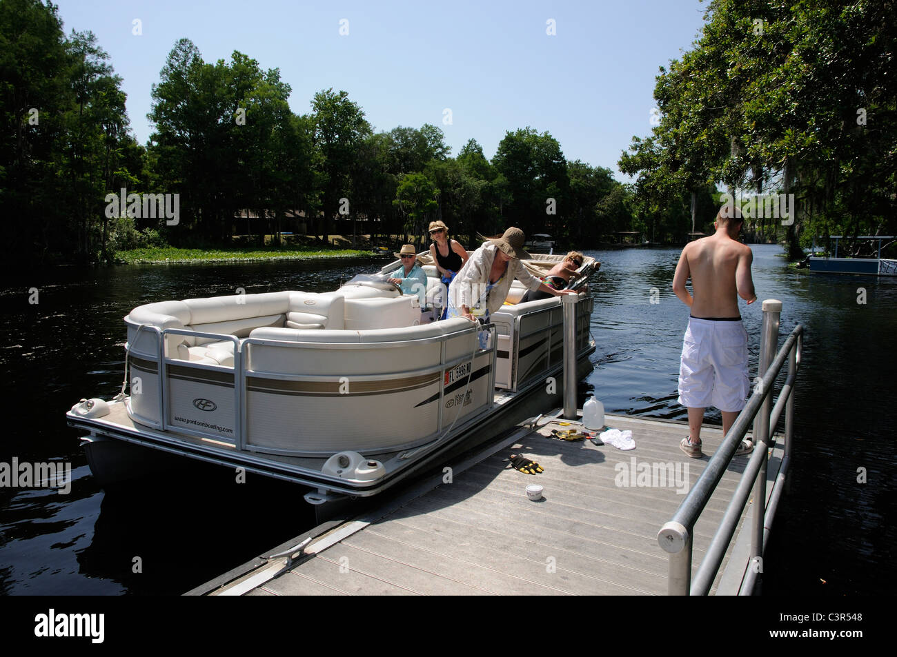 Un pontone motoscafo sul fiume Arcobaleno a Dunnellon Marion County Florida USA Foto Stock