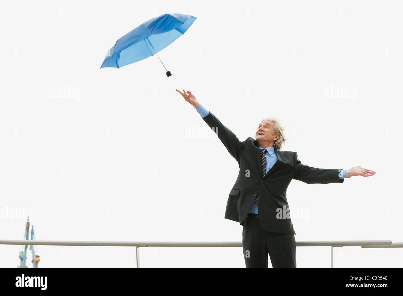 Germania, Amburgo, imprenditore cerca di catturare un fly-away ombrello Foto Stock