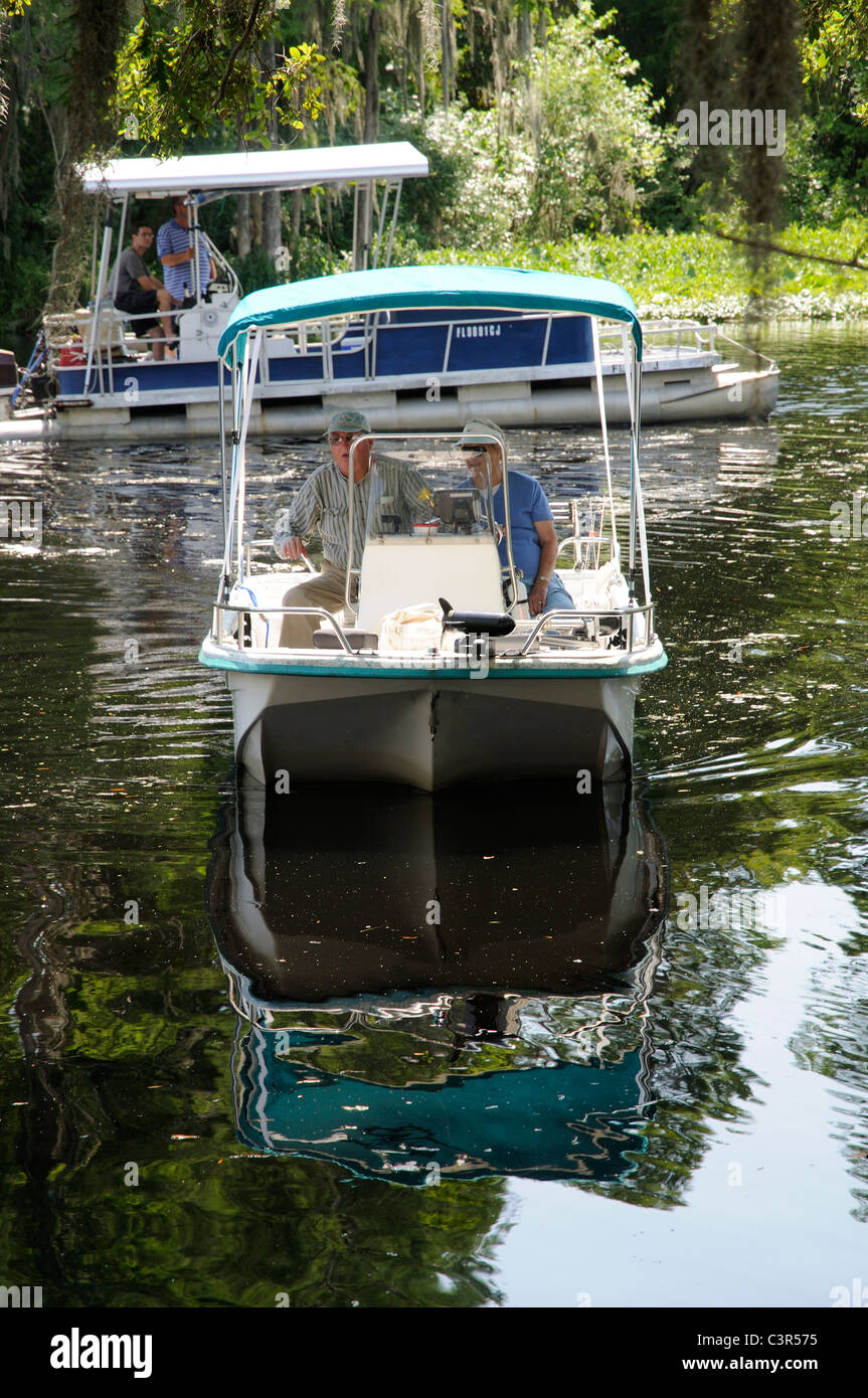 Un dayboat sul fiume Arcobaleno a Dunnellon Marion County Florida USA Foto Stock