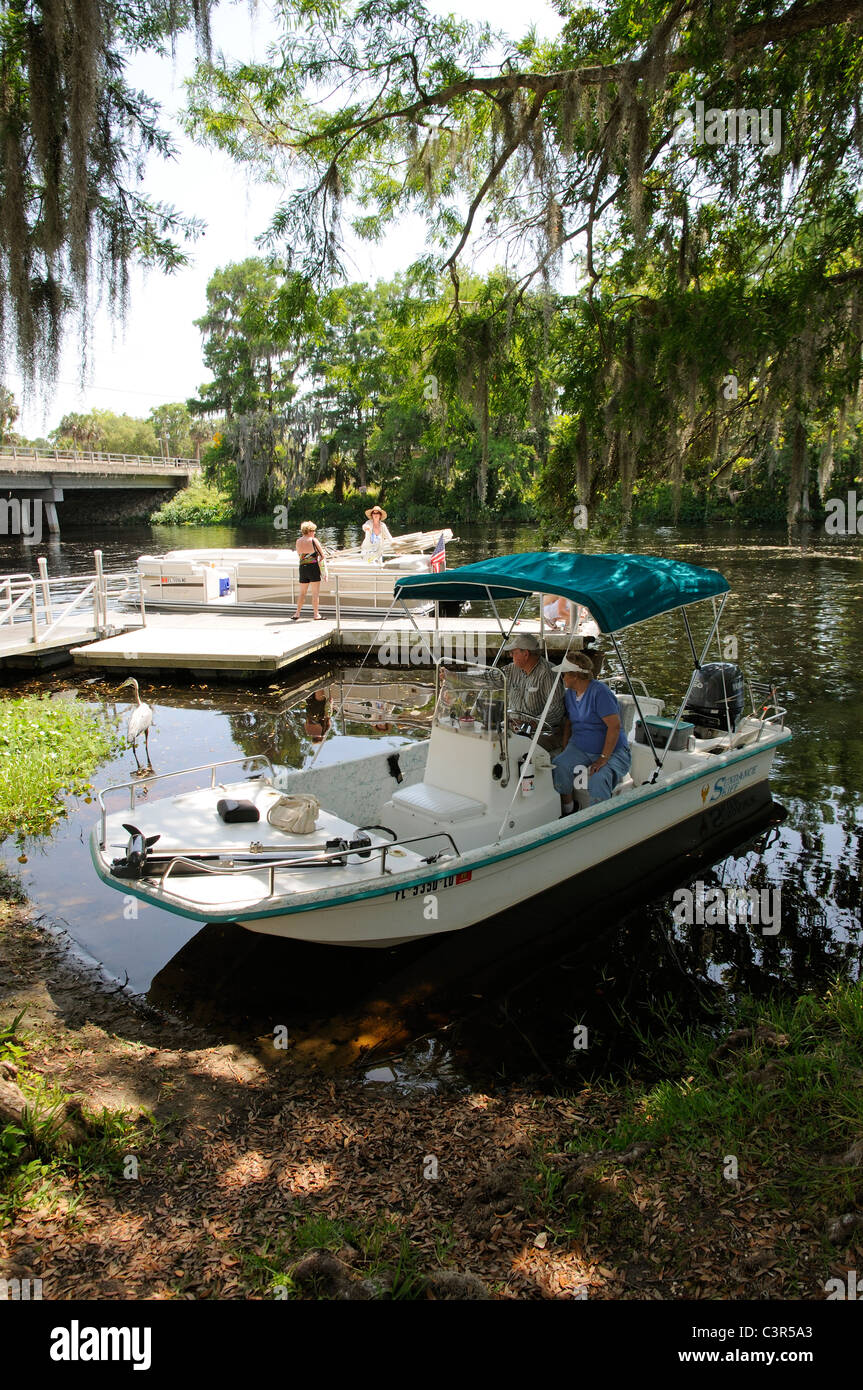 Un pontone motoscafo e dayboat sul fiume Arcobaleno a Dunnellon Marion County Florida USA Foto Stock