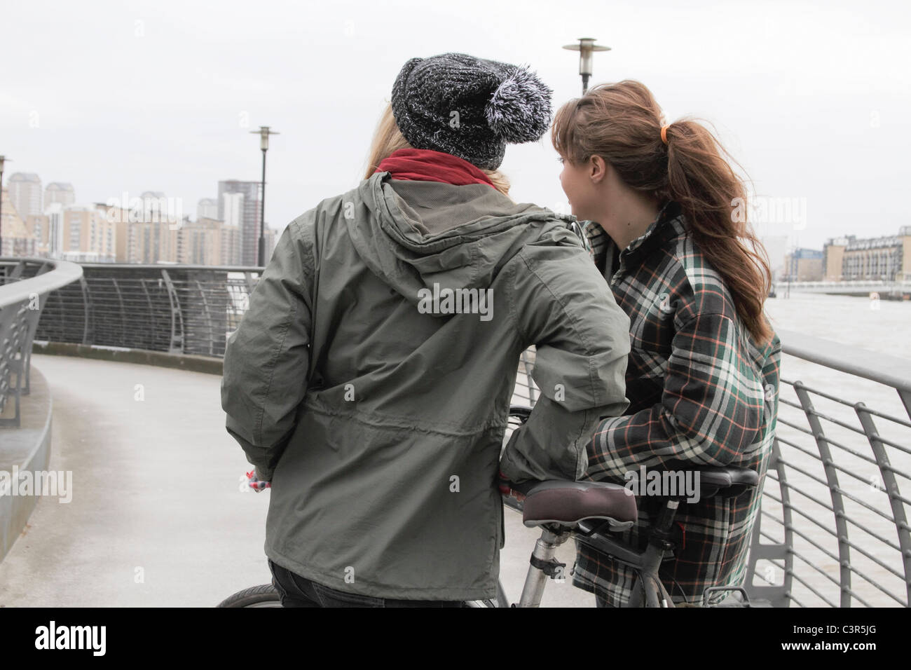 2 giovani donne con push bike Foto Stock