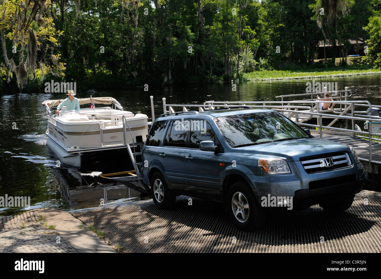 Portando un pontone barca a terra dal Rainbow River a Dunnellon in Marion County Florida USA Foto Stock